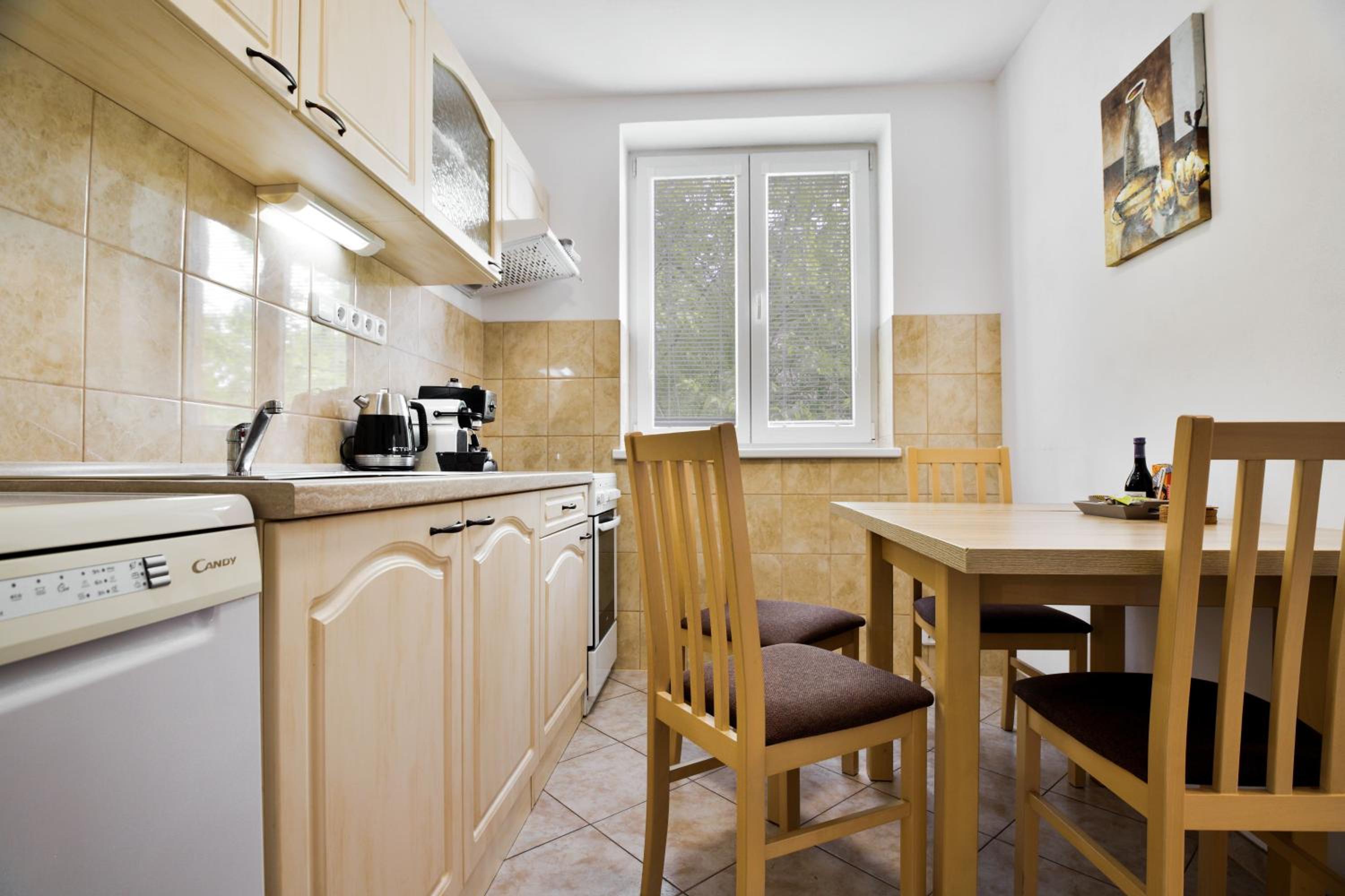 Apartment with Balcony - Photo 4