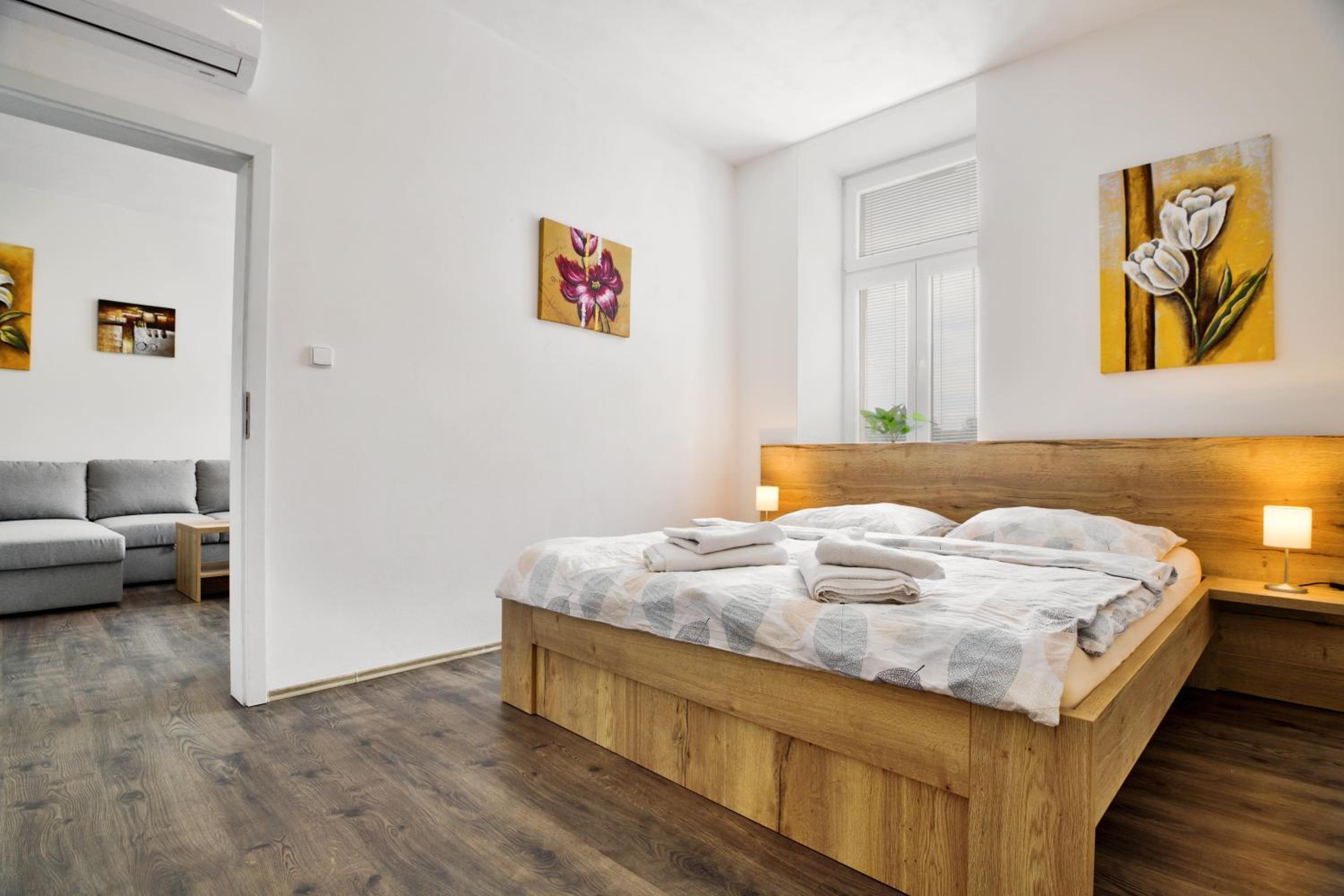 Apartment with Balcony - Photo 5