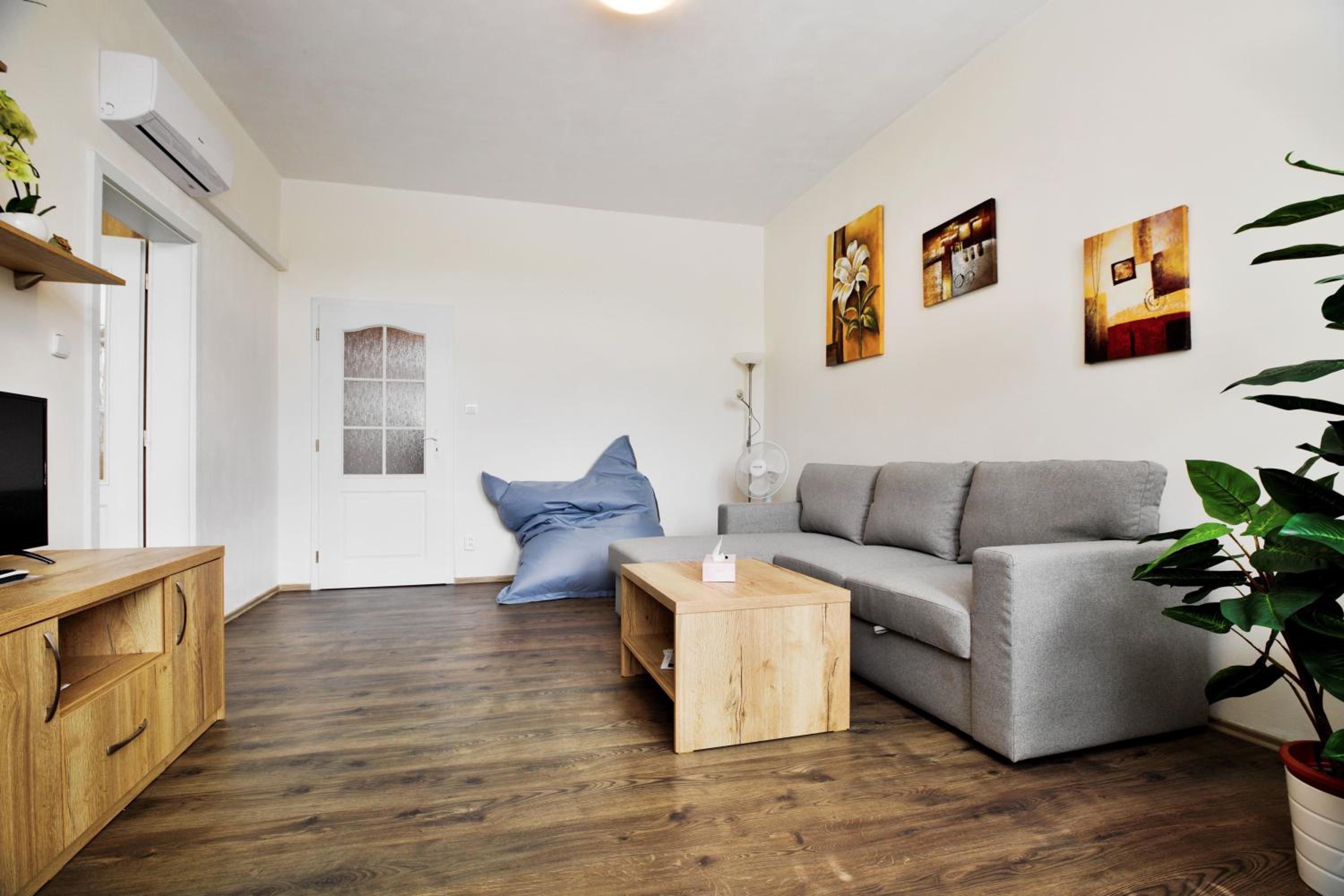 Apartment with Balcony - Photo 6