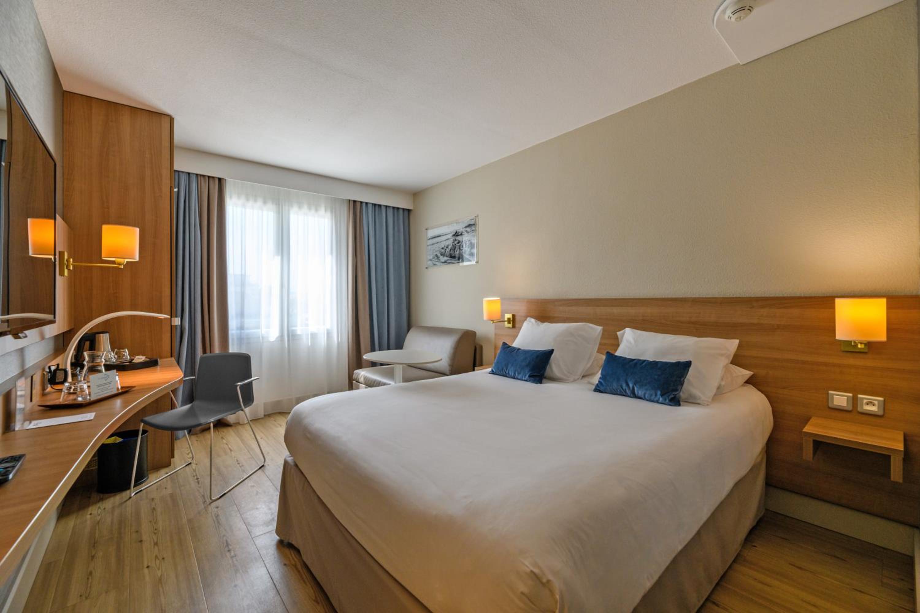 Comfort Queen Room with Sofa Bed - Photo 8