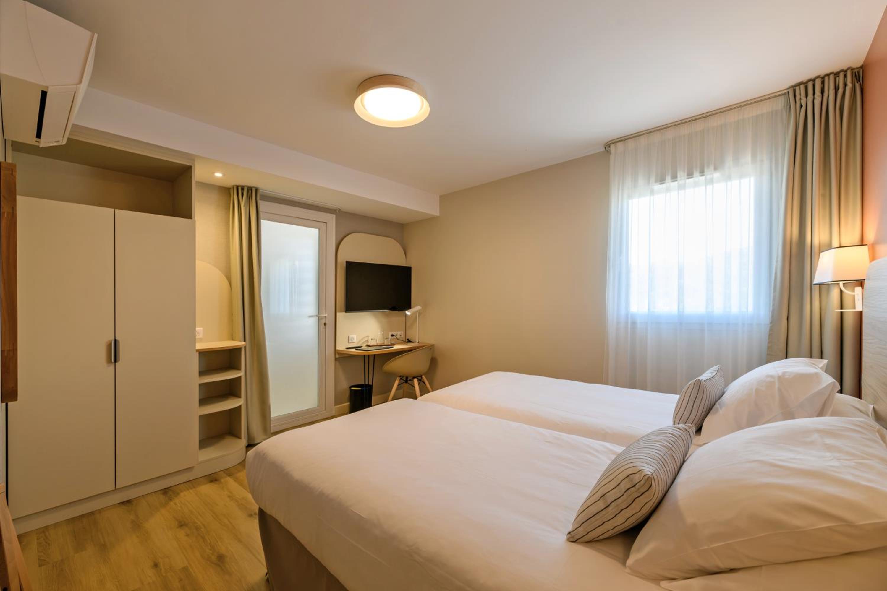 Two-Bedroom Suite with Terrace and Two Bathrooms - Photo 9