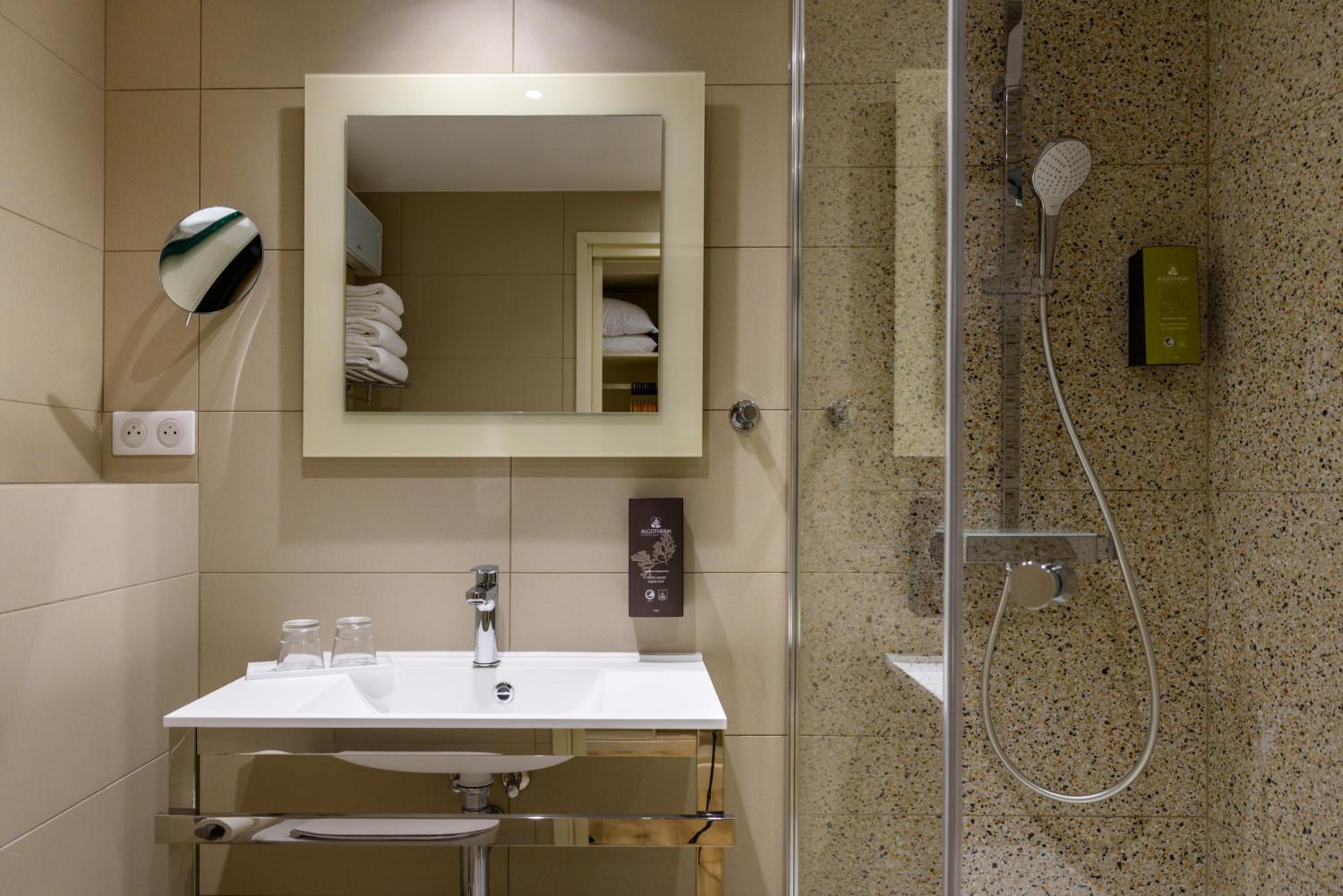 Two-Bedroom Suite with Terrace and Two Bathrooms - Photo 6