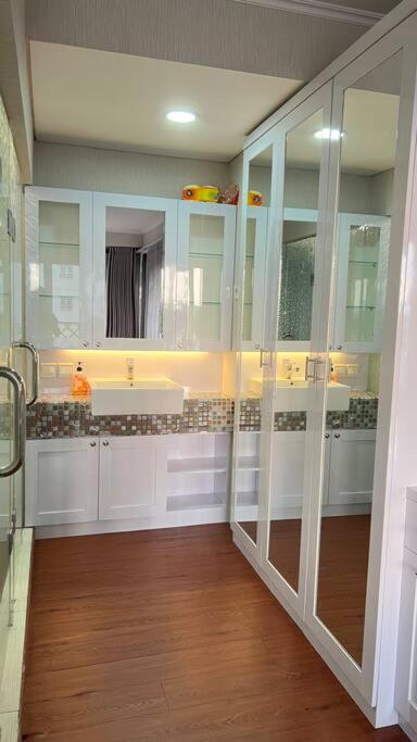 Three-Bedroom Apartment with View photo 2