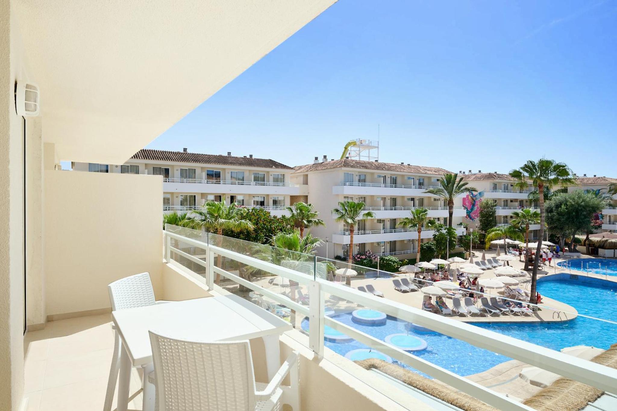Suite With Pool View (2 Adults + 2 Children) - Magnus