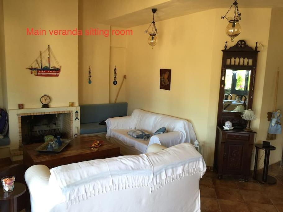 Six-Bedroom House photo 3