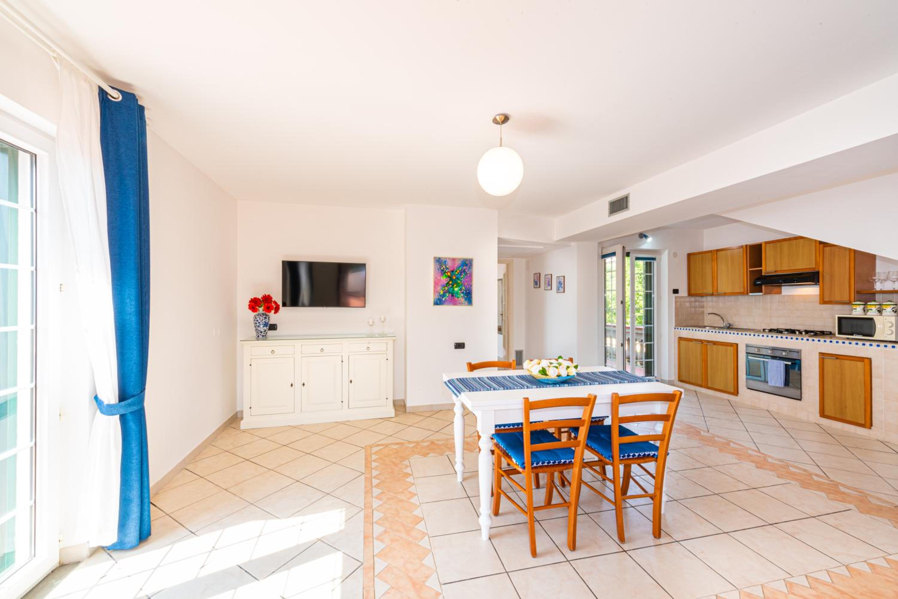 Deluxe One-Bedroom Apartment with Ocean View photo 2