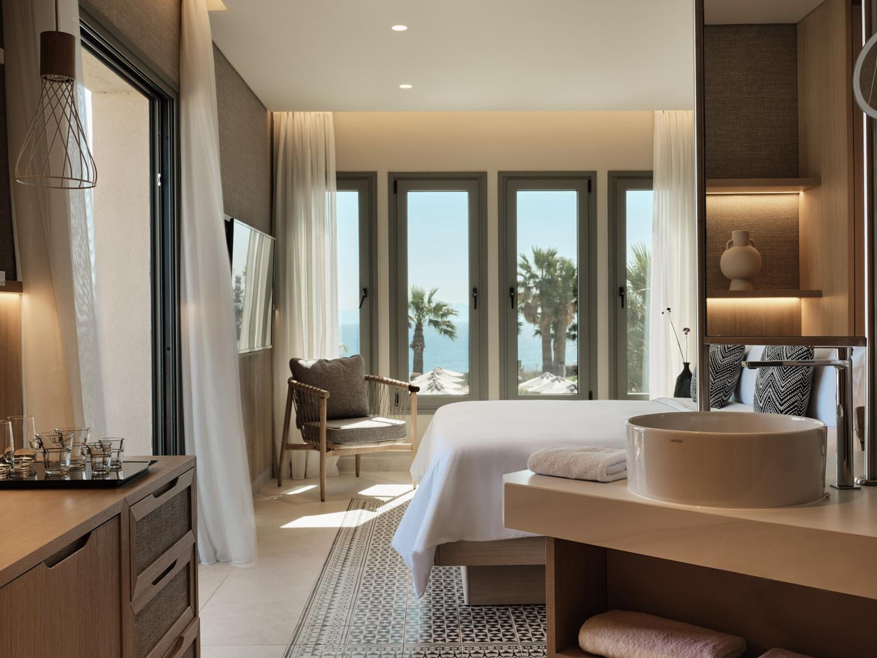 Deluxe Double Room with Sea View - Photo 12
