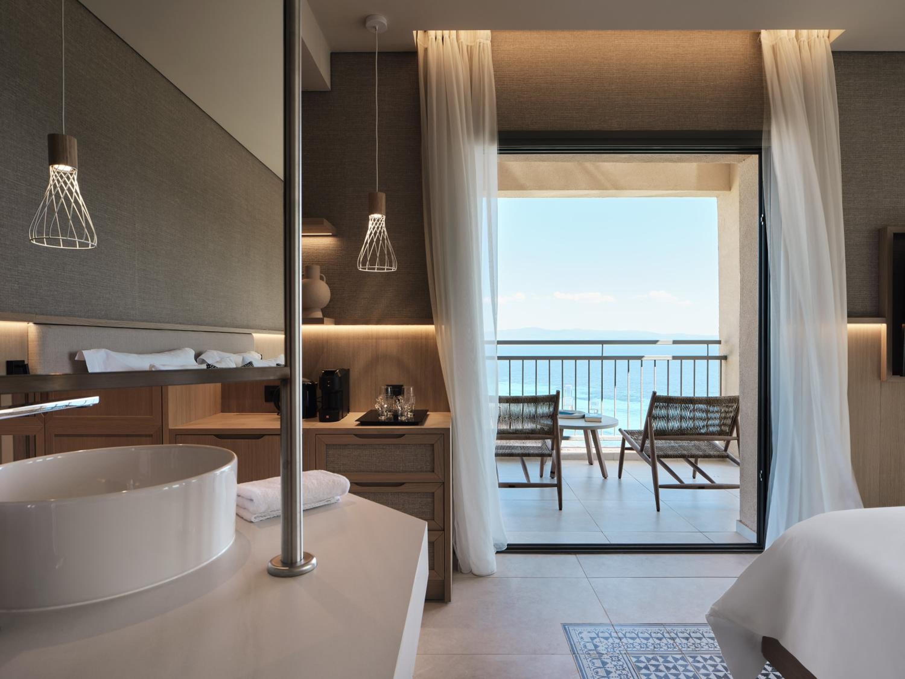 Deluxe Double Room with Sea View - Photo 8