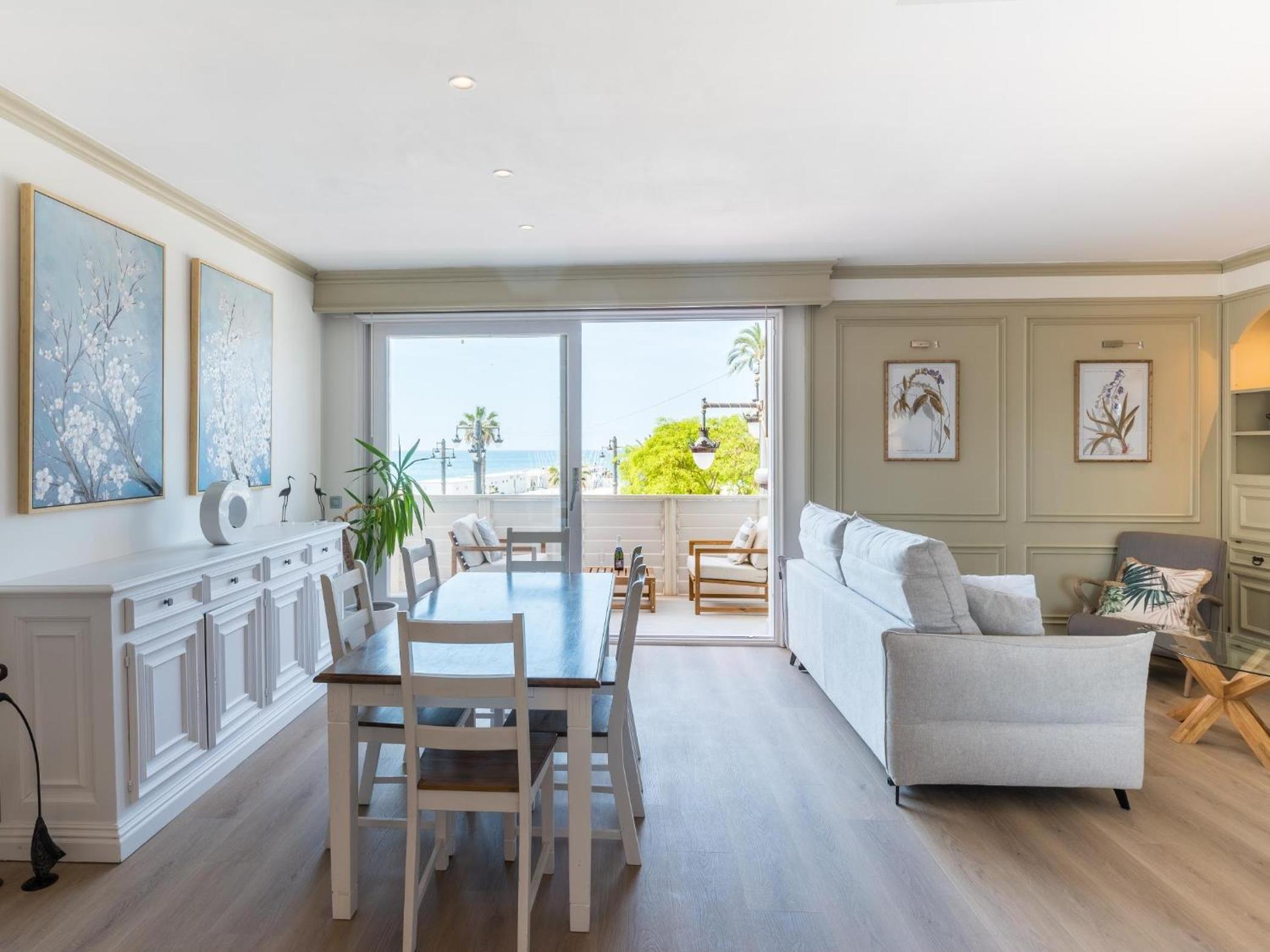 Apartamento de tres dormitorios con vista al agua