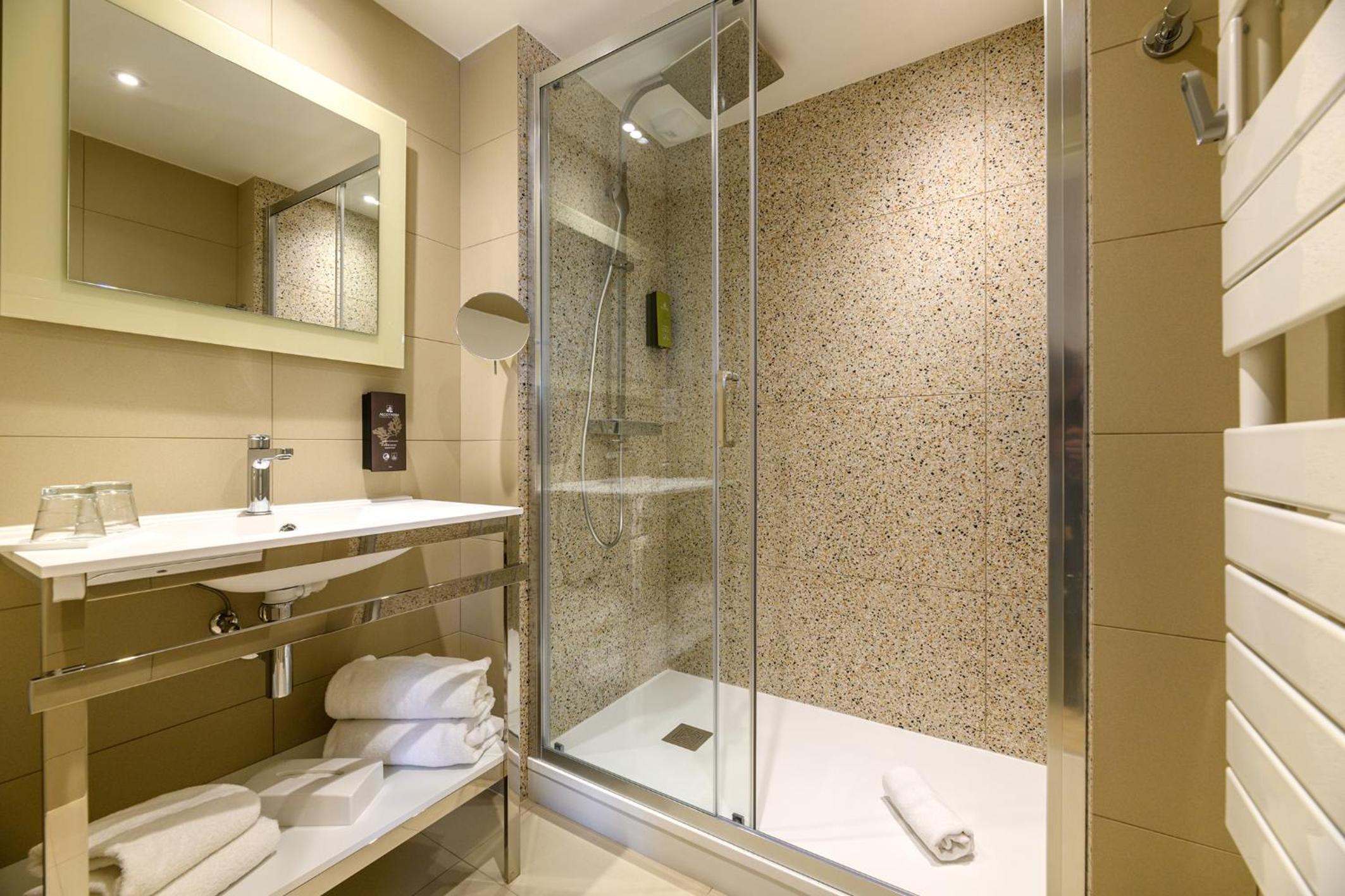 One-Bedroom Suite-Separate toilet - Photo 2