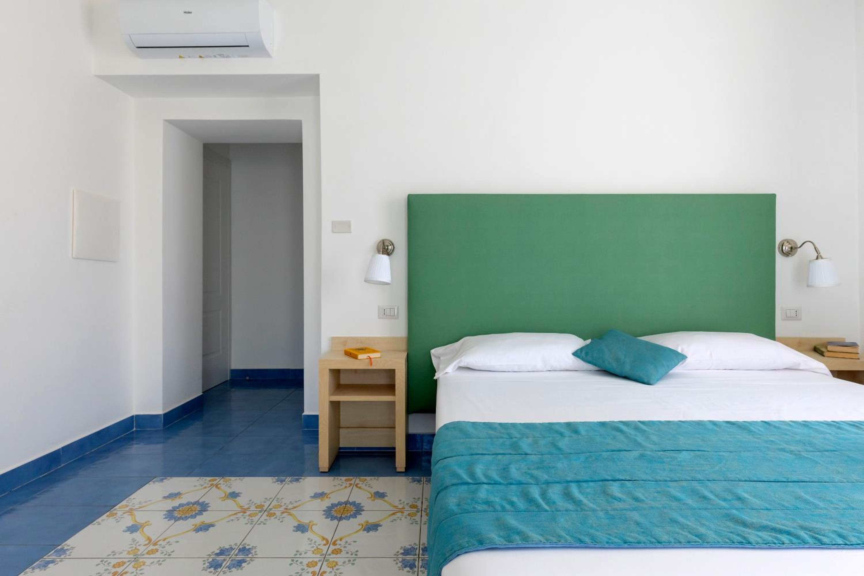 Deluxe Double or Twin Room with Balcony and City View photo 2