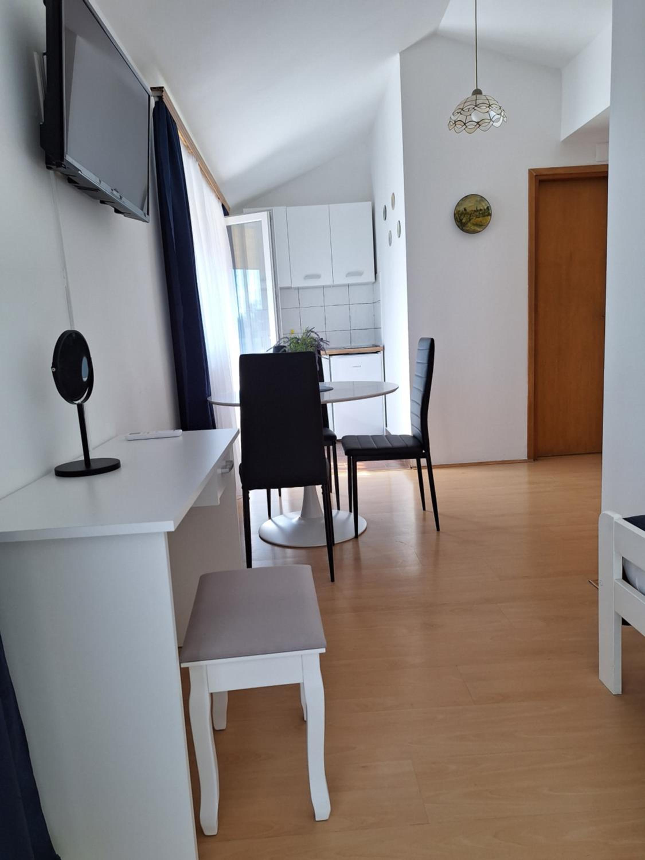 Studio Apartment - Photo 17