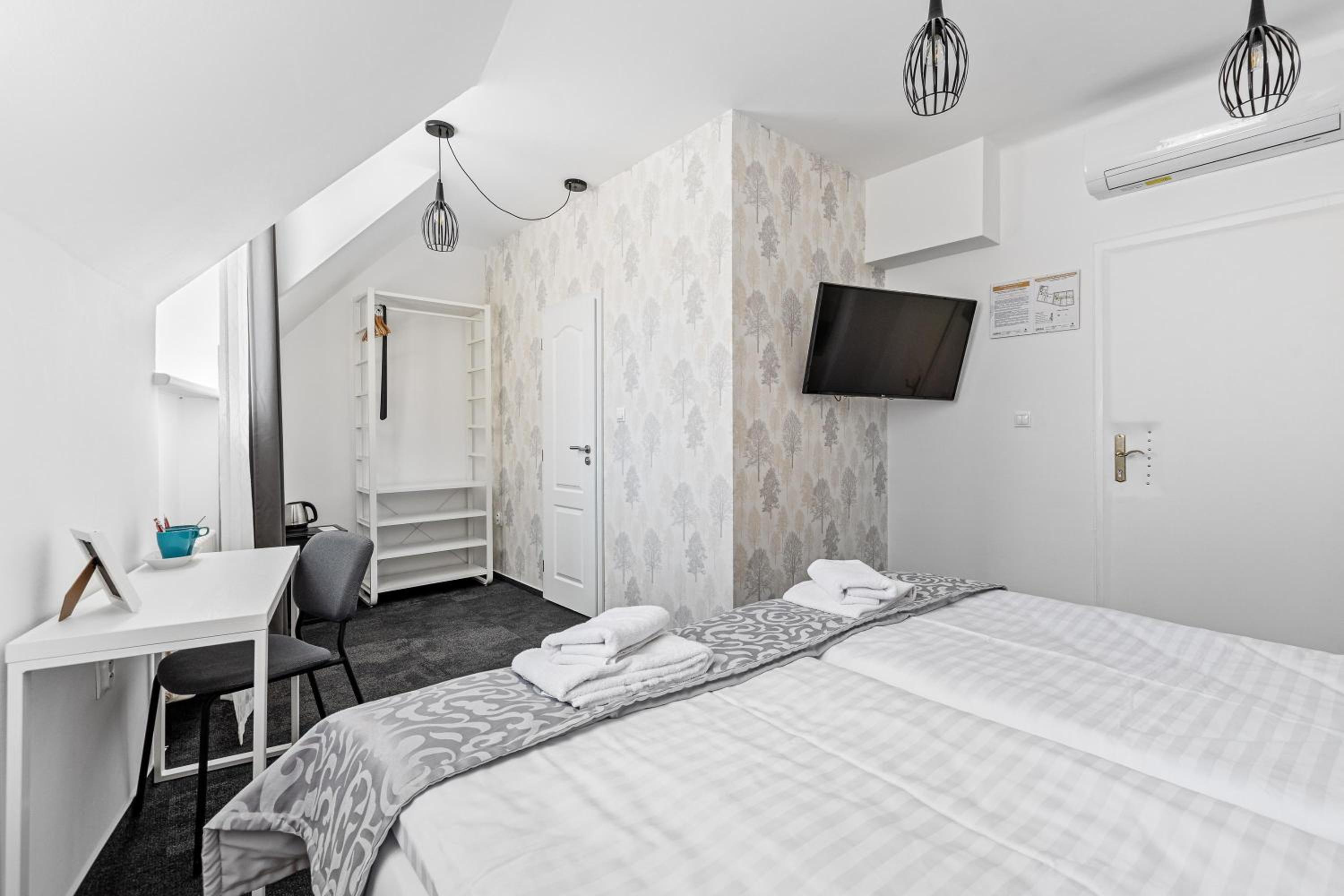 Double Room - Photo 9