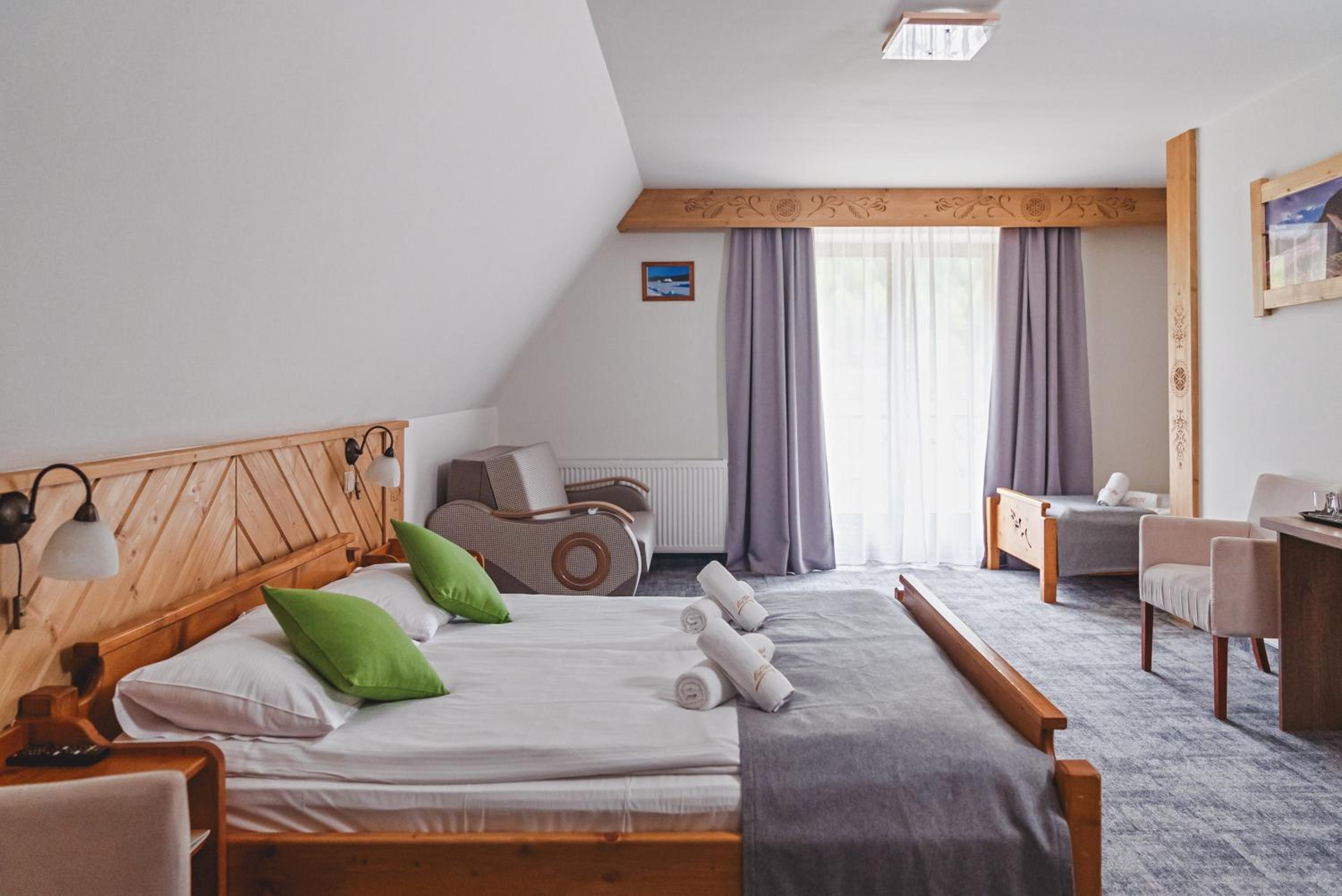 Deluxe Family Room with Mountain View photo 3