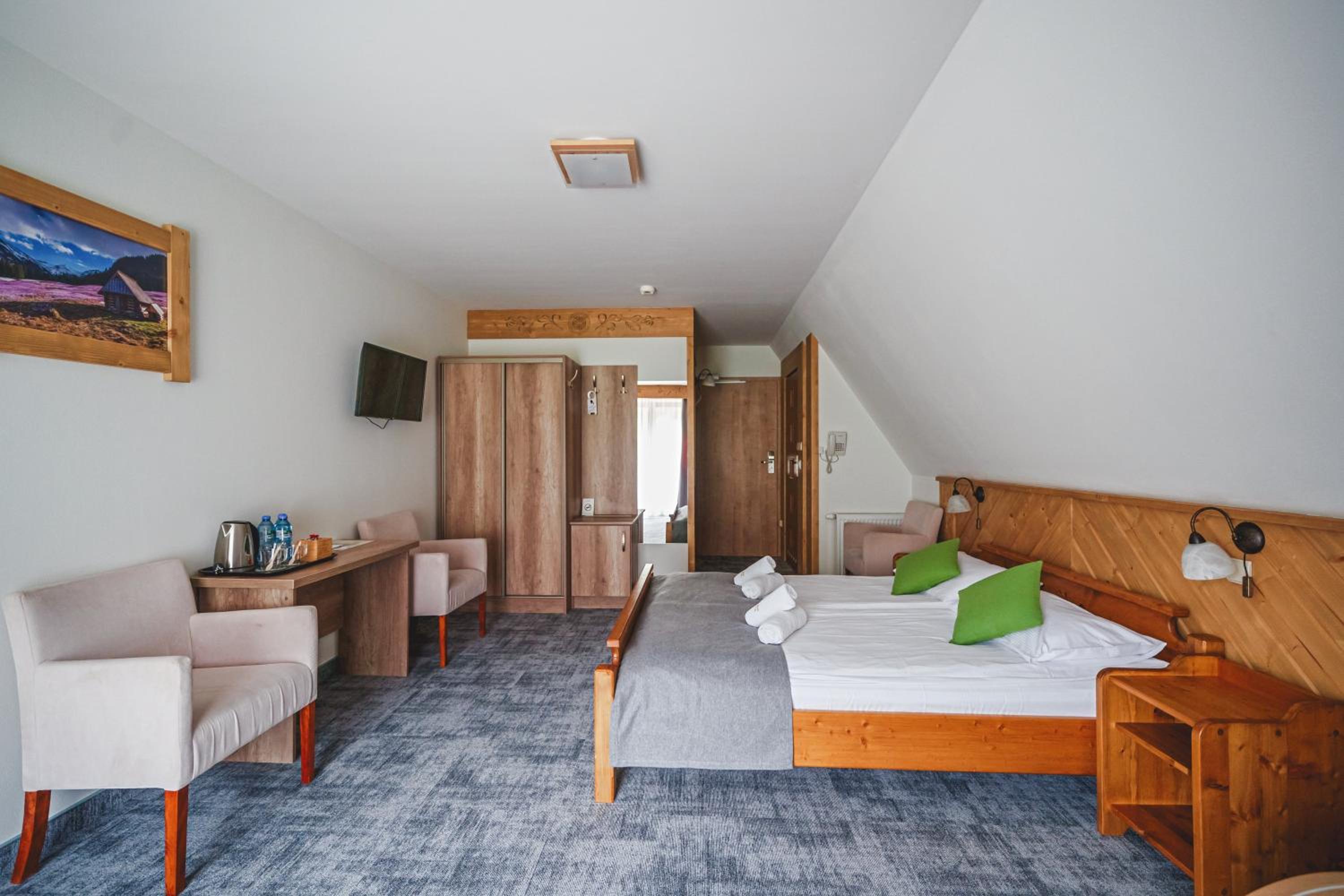 Deluxe Family Room with Mountain View photo 2