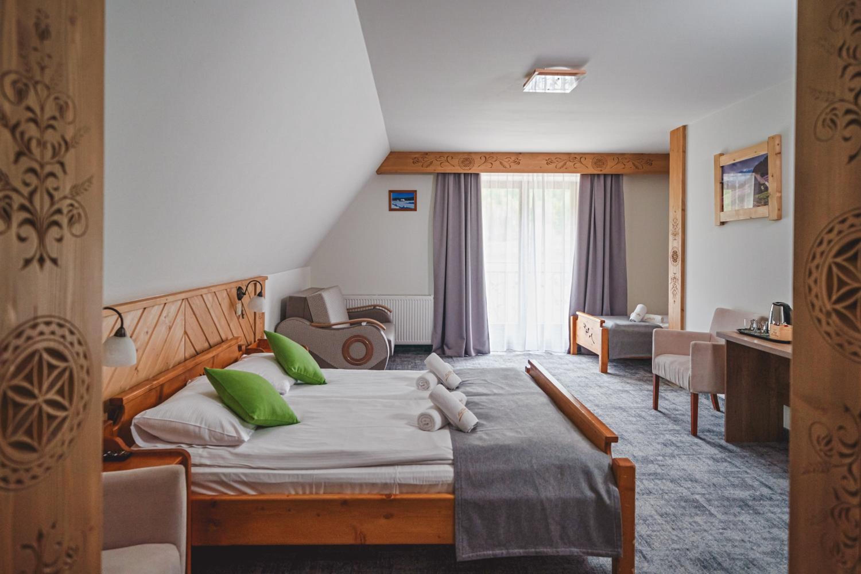 Deluxe Family Room with Mountain View