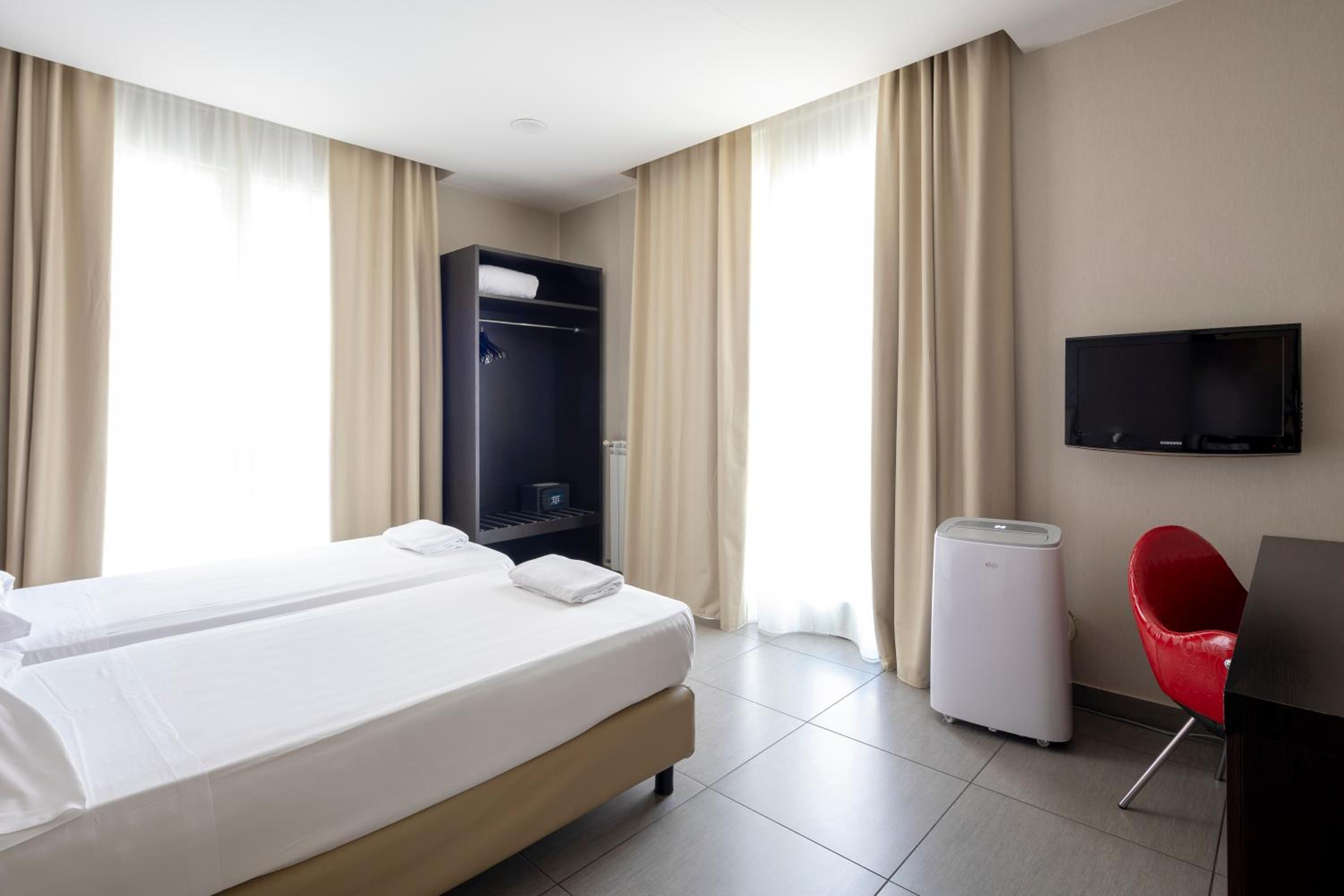 Double or Twin Room with City View photo 2