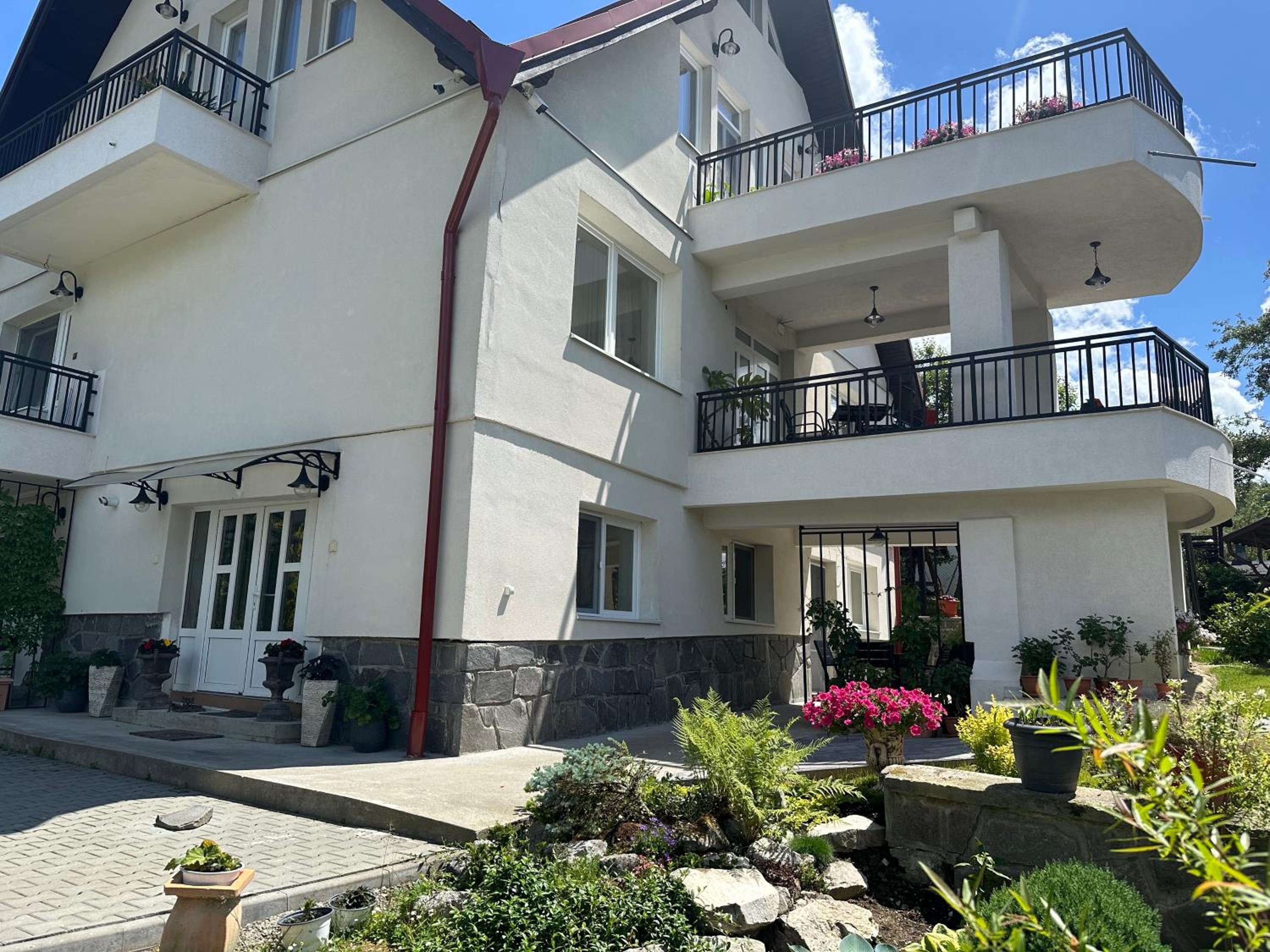 Two-Bedroom Apartment with Balcony and Terrace photo 2