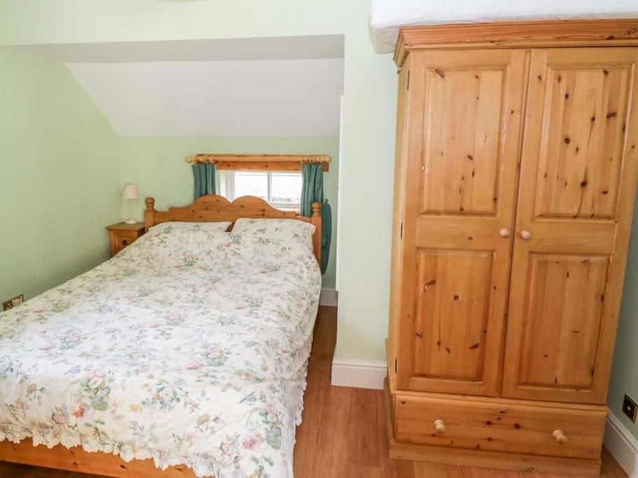 Three-Bedroom House photo 2