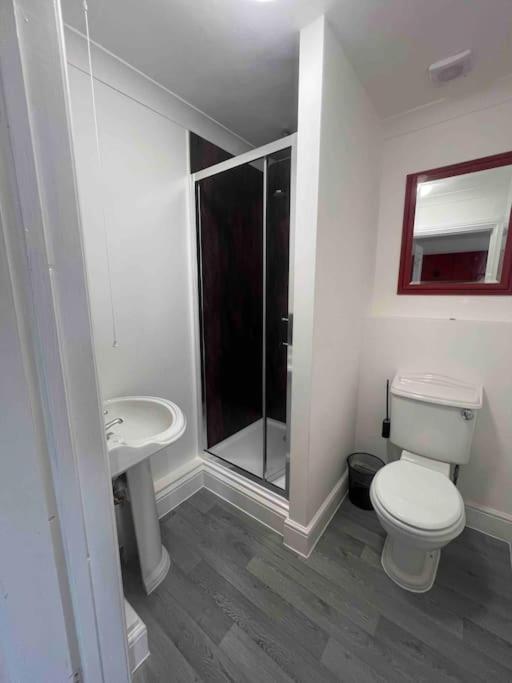 Six-Bedroom House photo 2