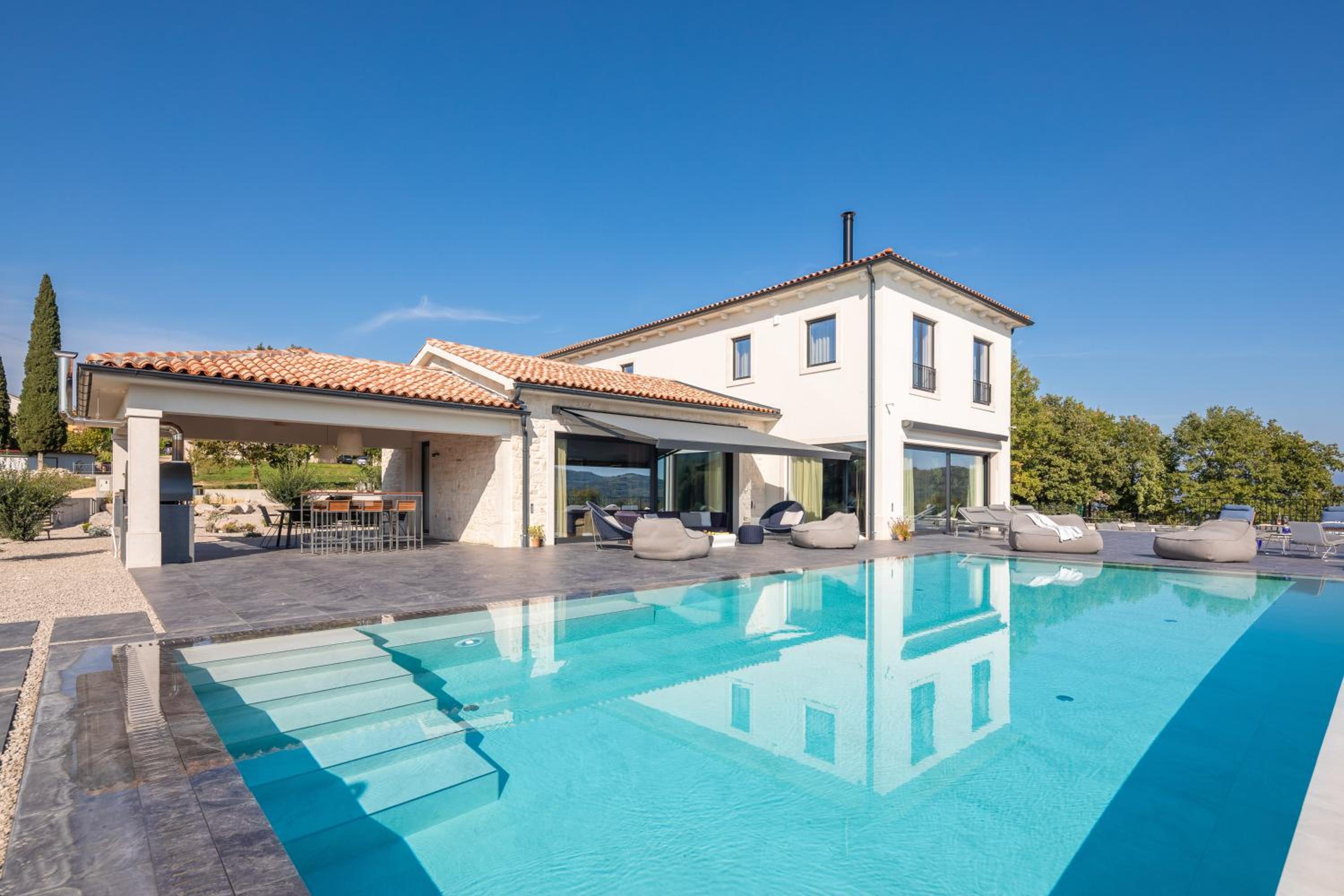 Villa photo 2
