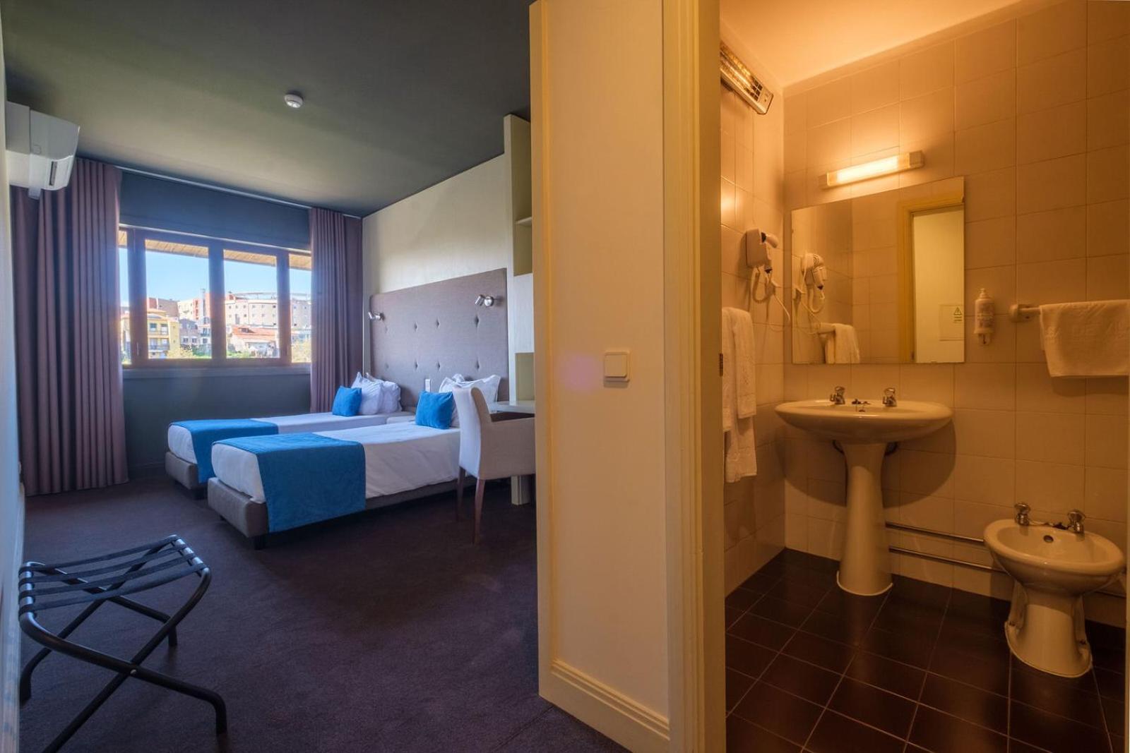 Deluxe Double or Twin Room - Photo 8