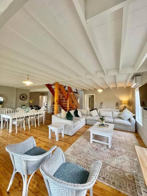 Five-Bedroom House photo 1