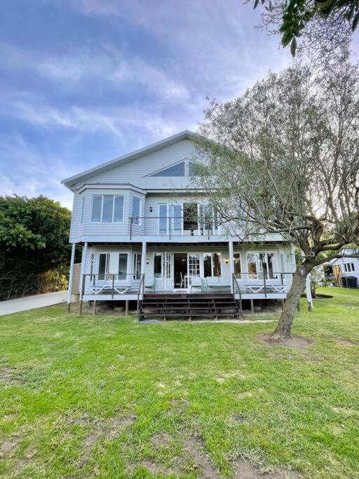 Five-Bedroom House photo 3