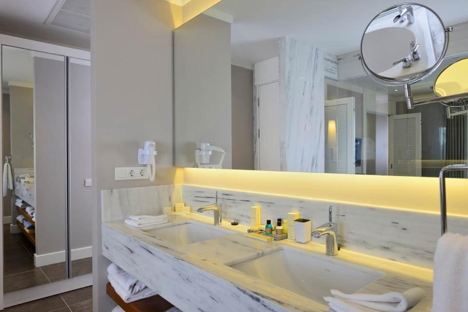 Suite with Partial Sea View photo 2