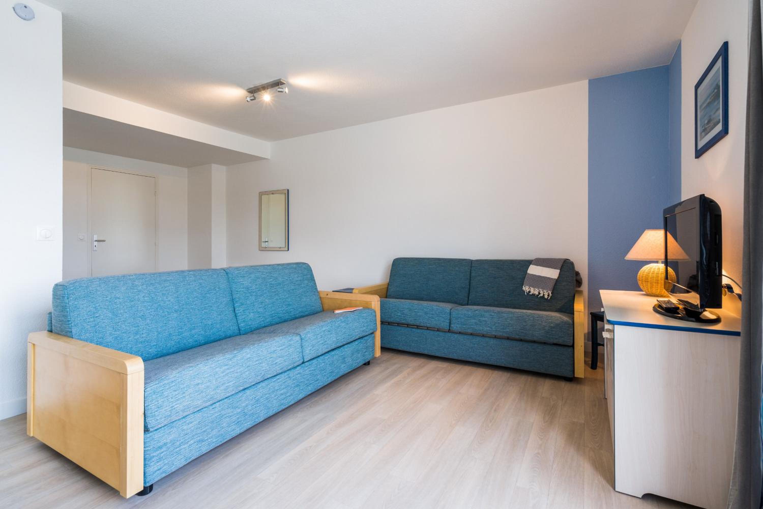 Two-Bedroom Apartment with Sleeping Alcove and Terrace (8 People) - South Side
