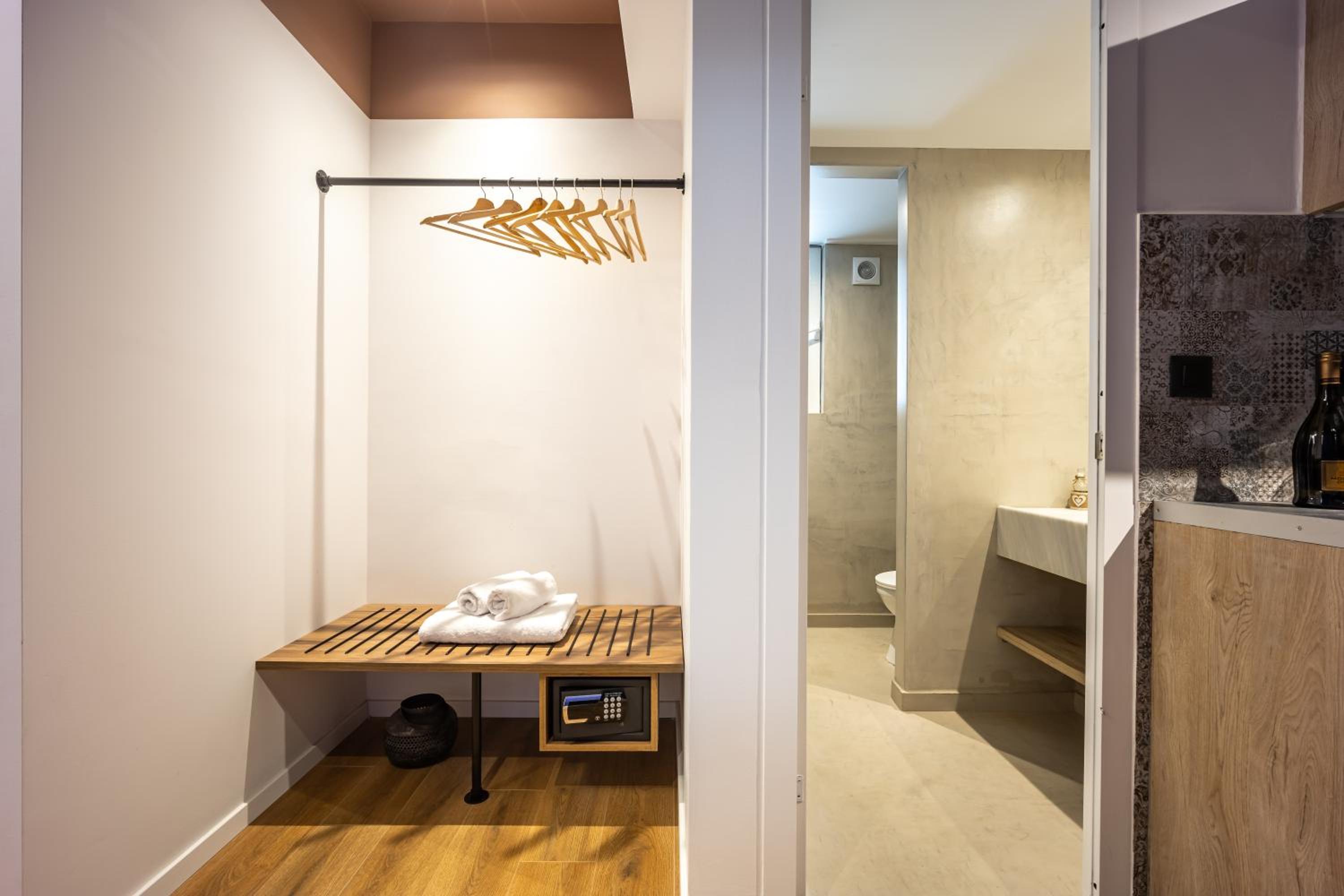 Deluxe One-Bedroom Apartment with City View photo 3