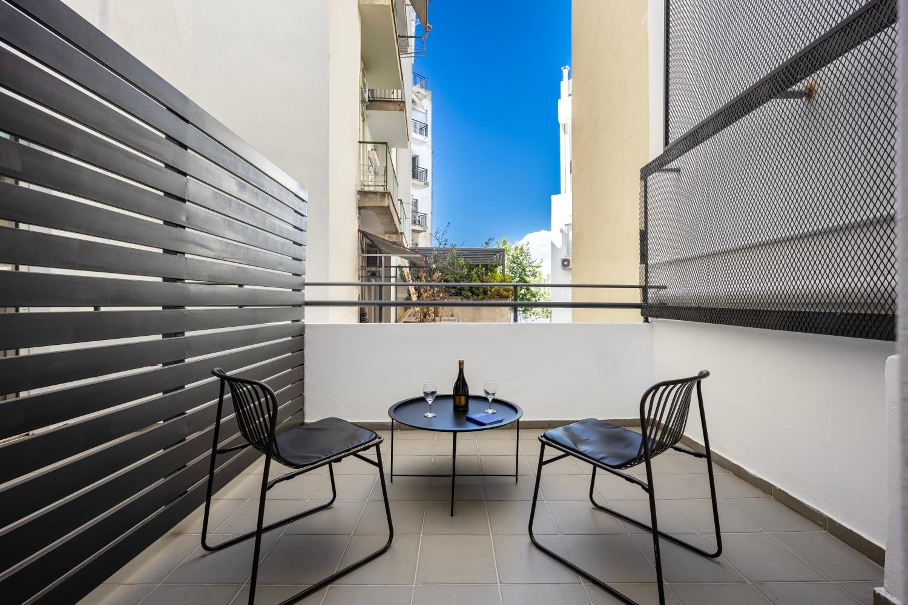 Deluxe One-Bedroom Apartment with City View photo 2
