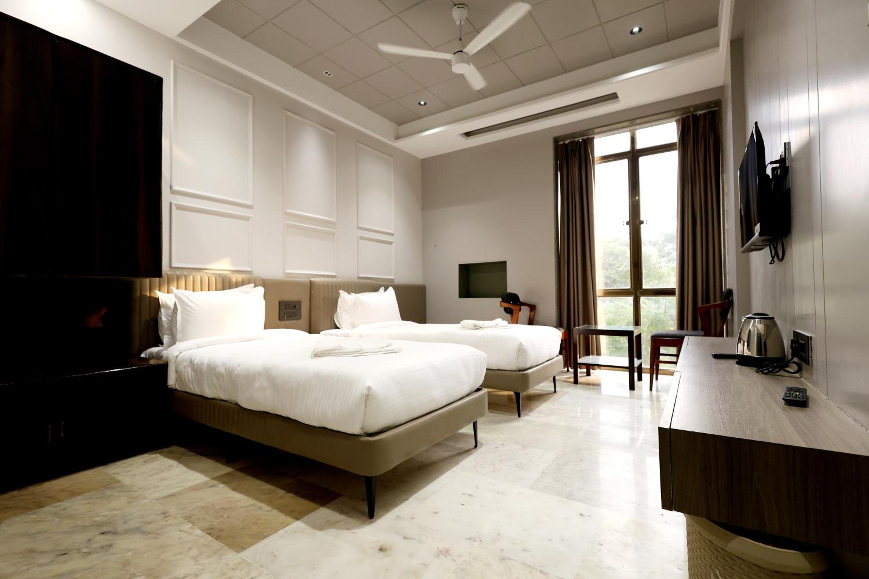 Deluxe Twin Room photo 3
