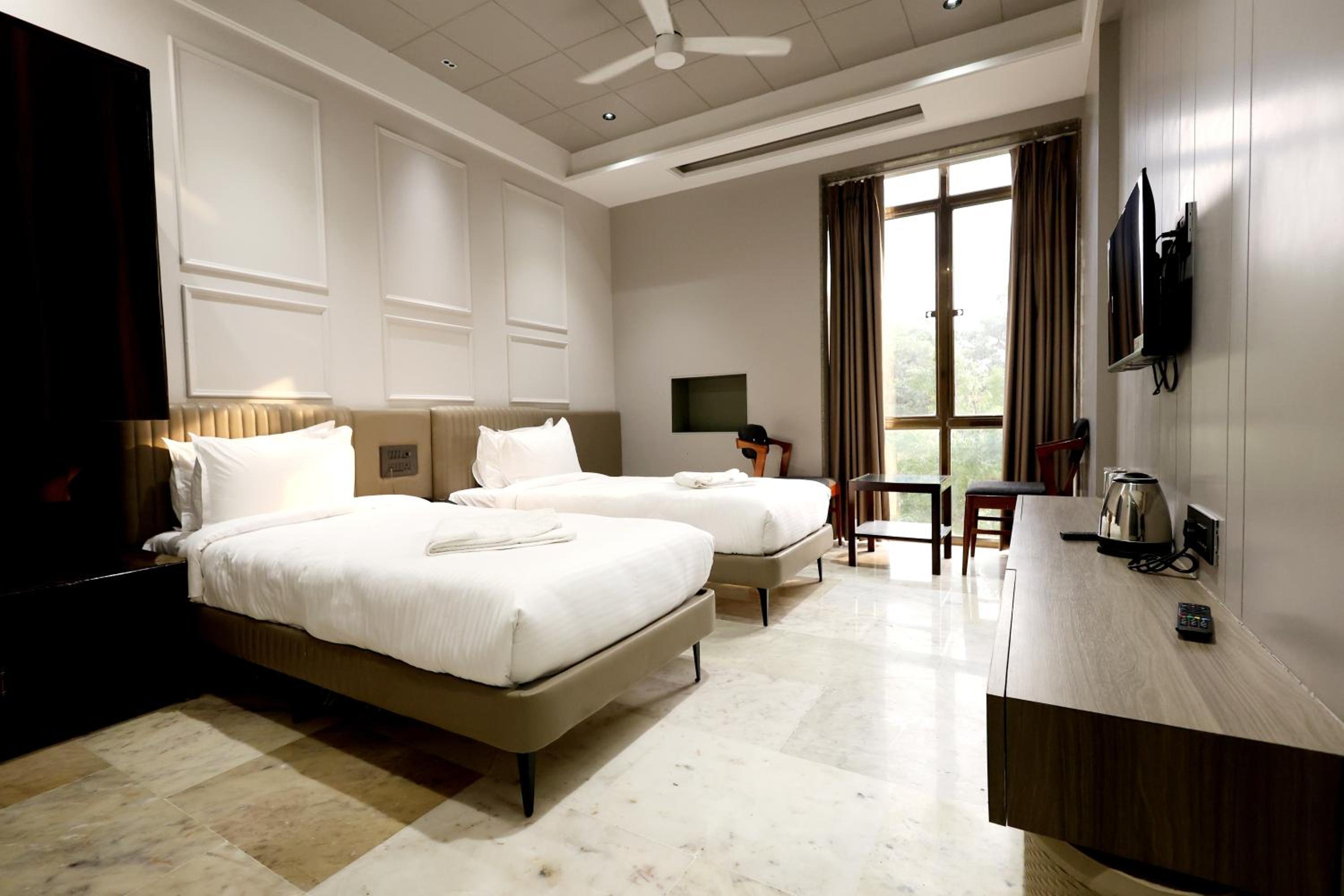Deluxe Twin Room photo 2