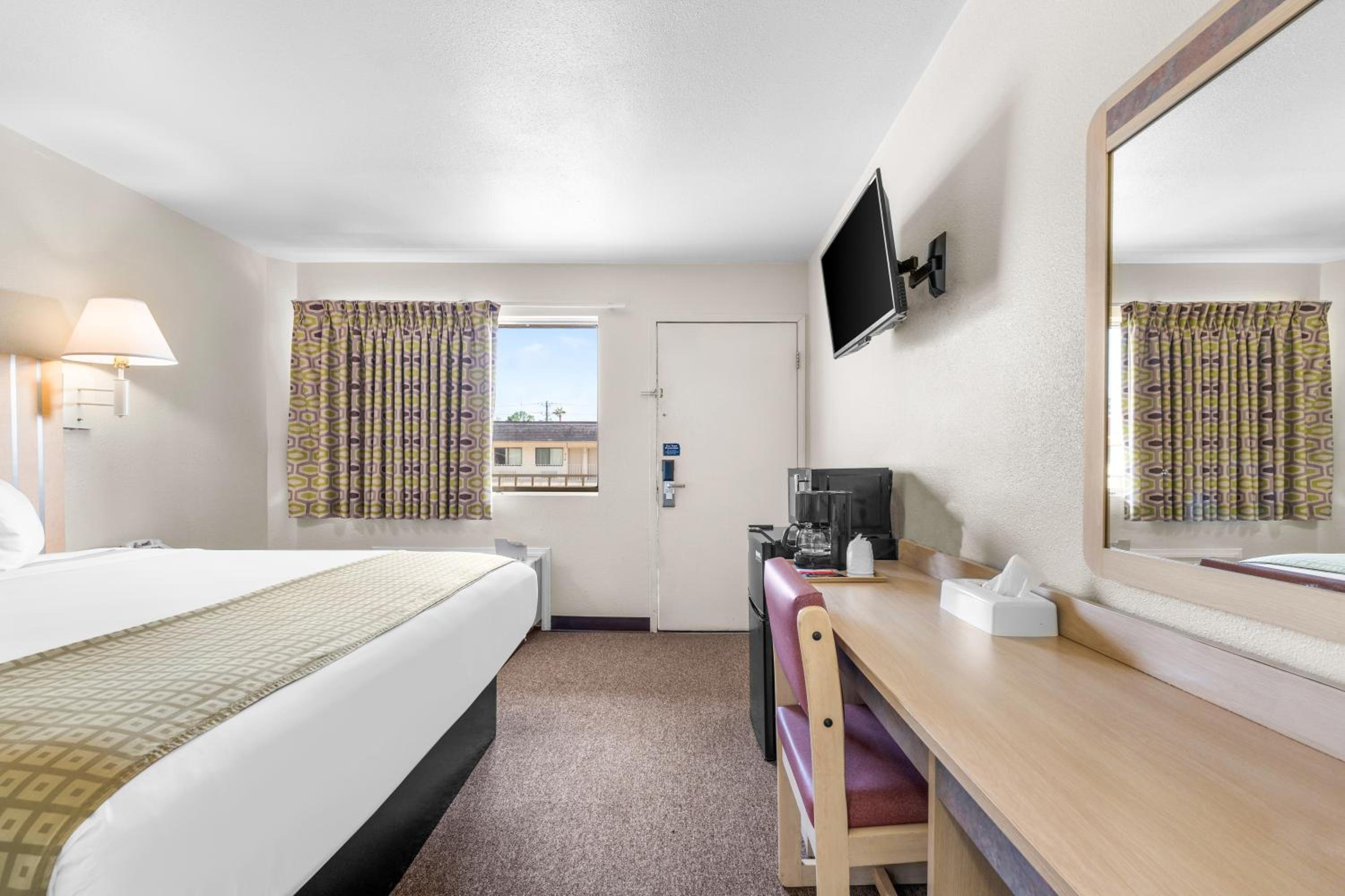 1 King Bed Non-Smoking - Photo 1