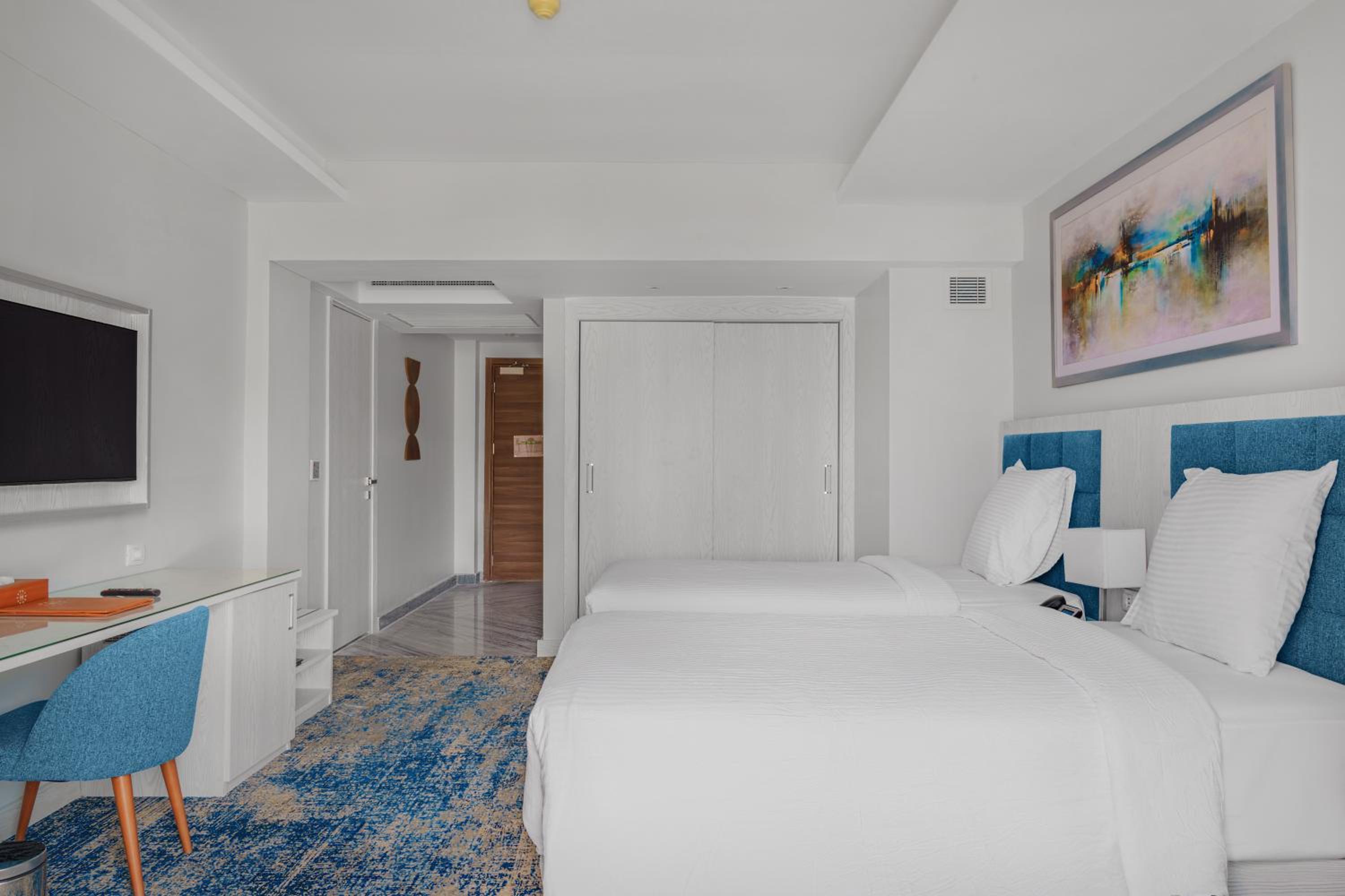 Twin Room with Extra Bed - Photo 2