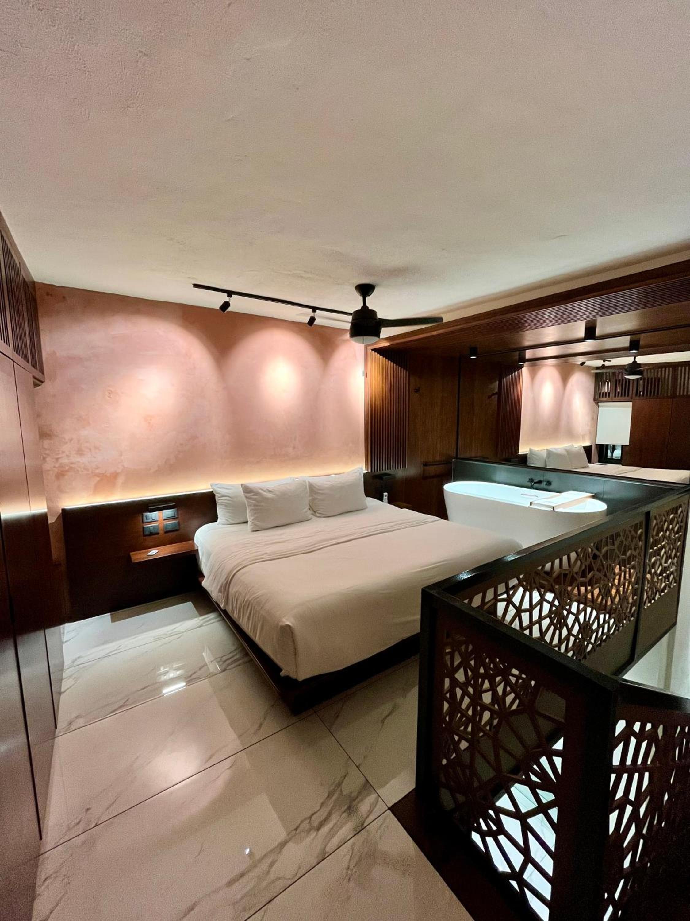 Deluxe King Room photo 1