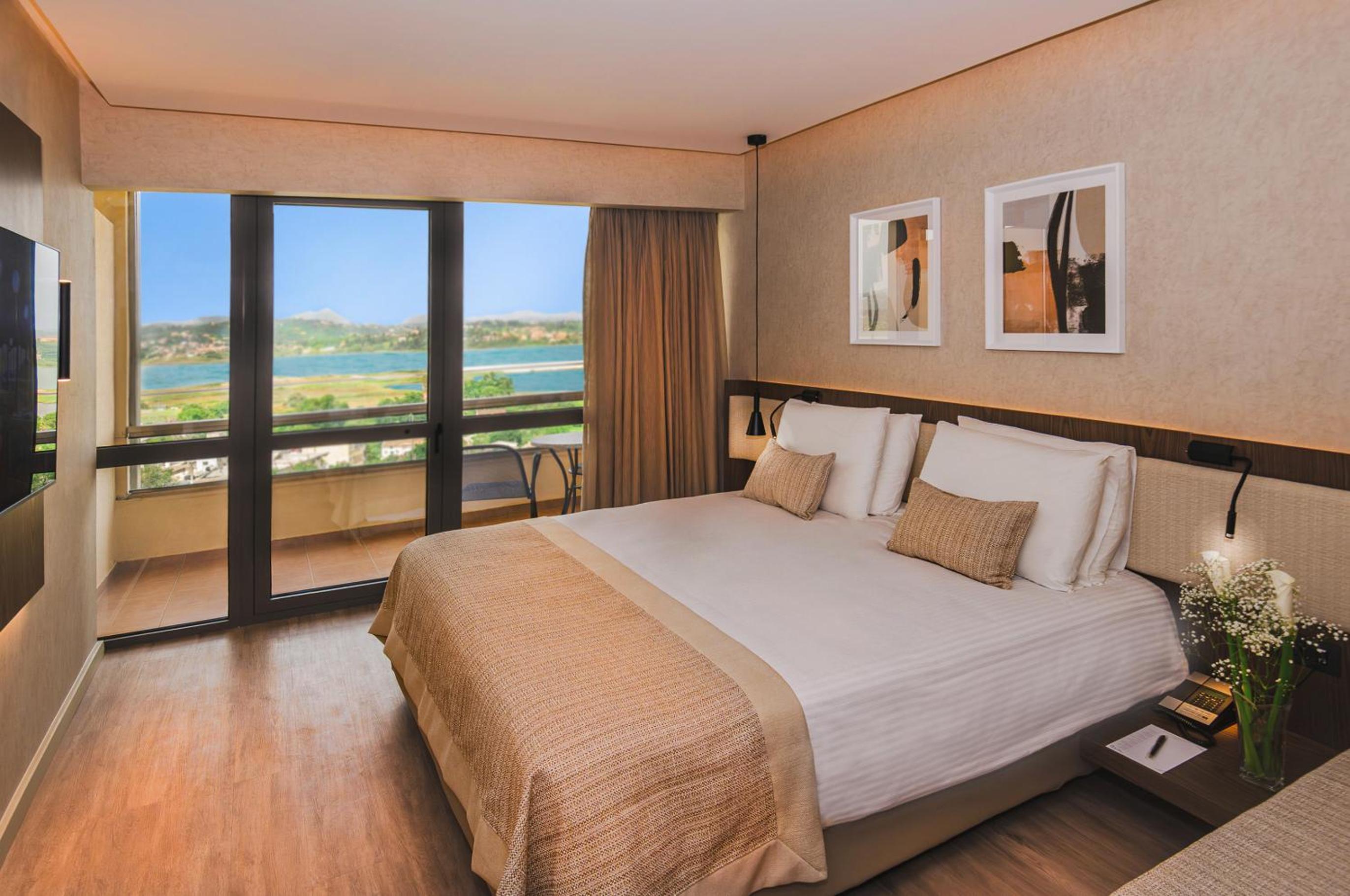 Executive Room Pool View - Photo 1