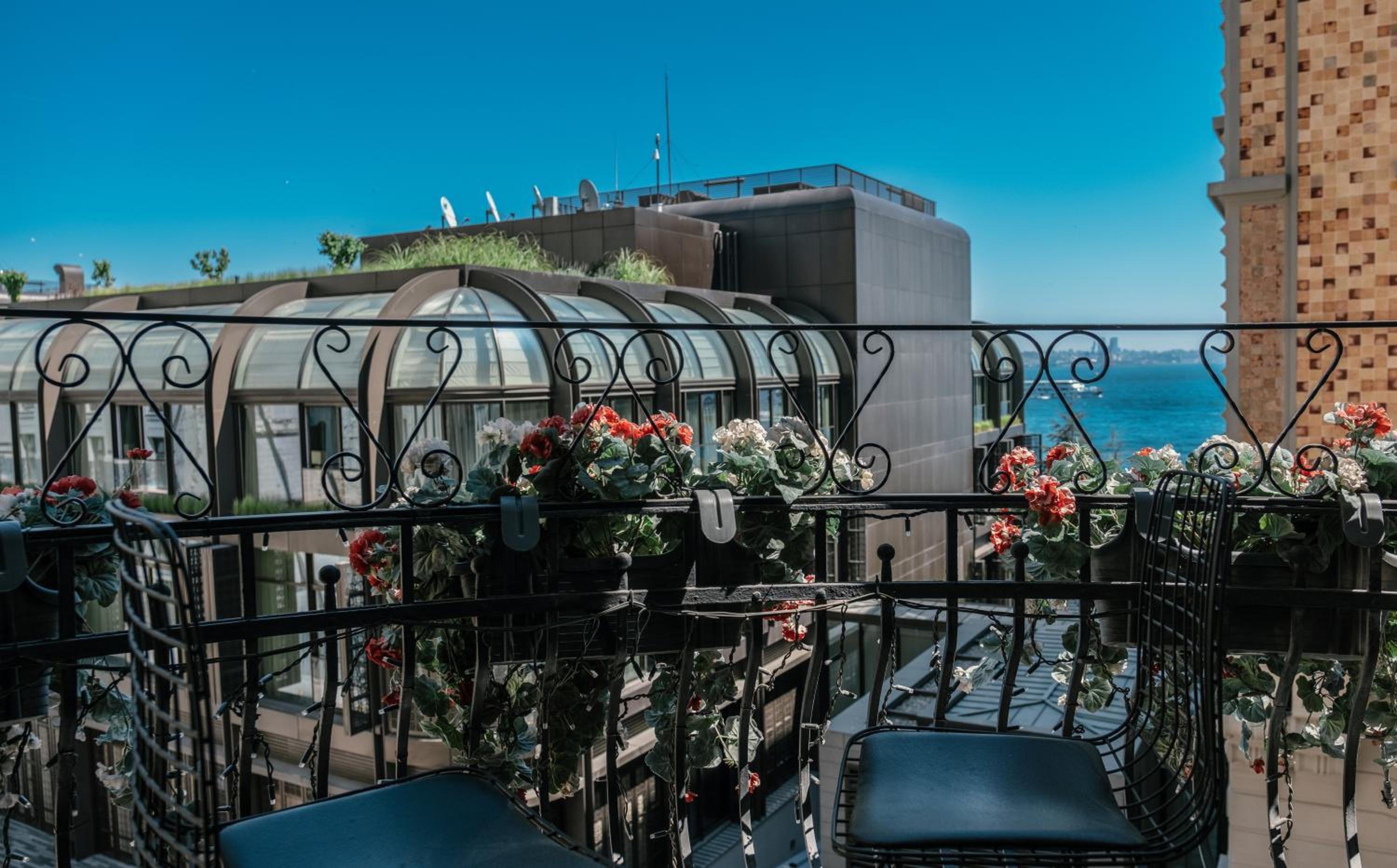 Corner Suite with Partially Sea View and Balcony