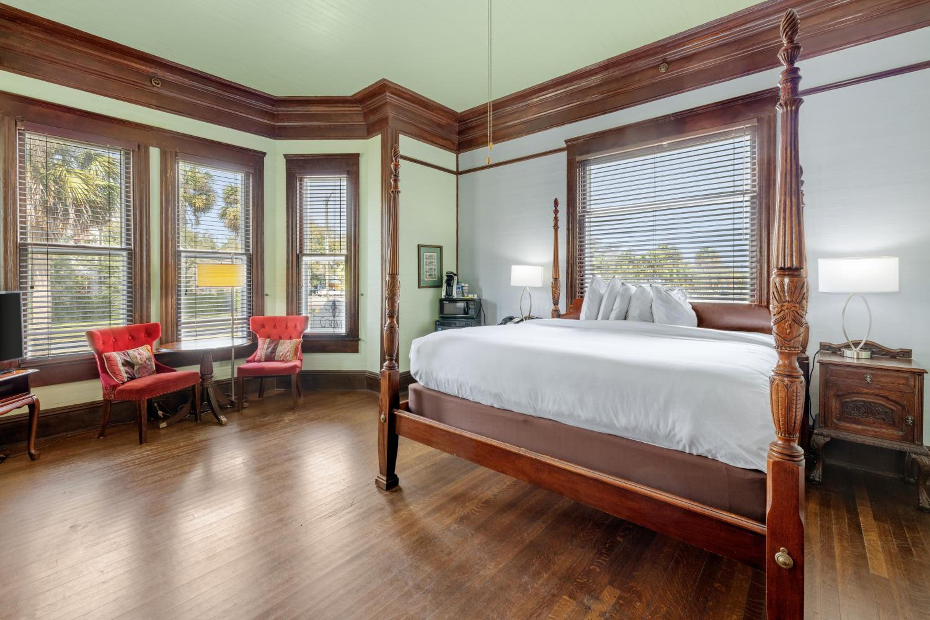 Queen Suite - Photo 1