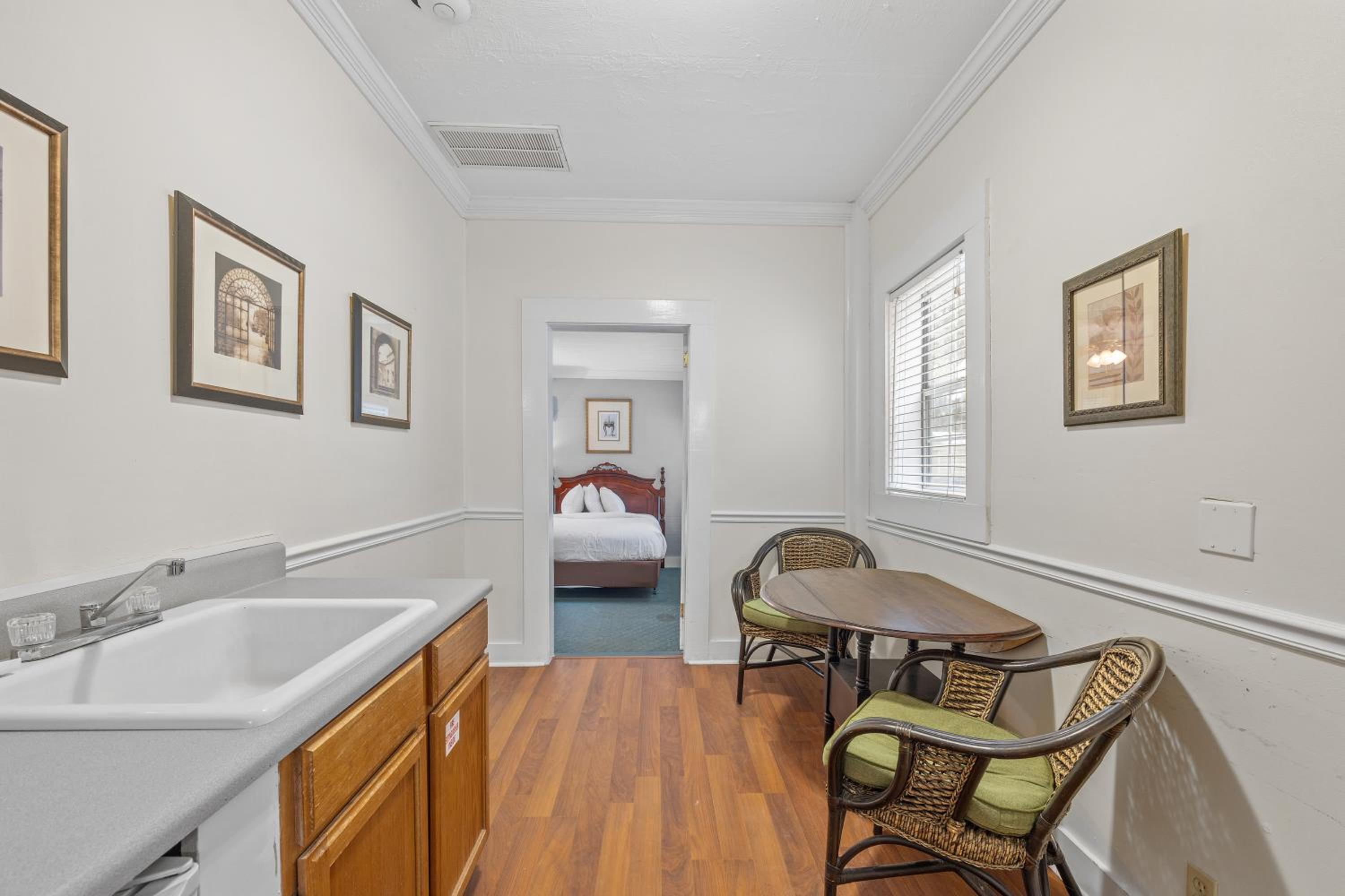 Deluxe Suite - Photo 3