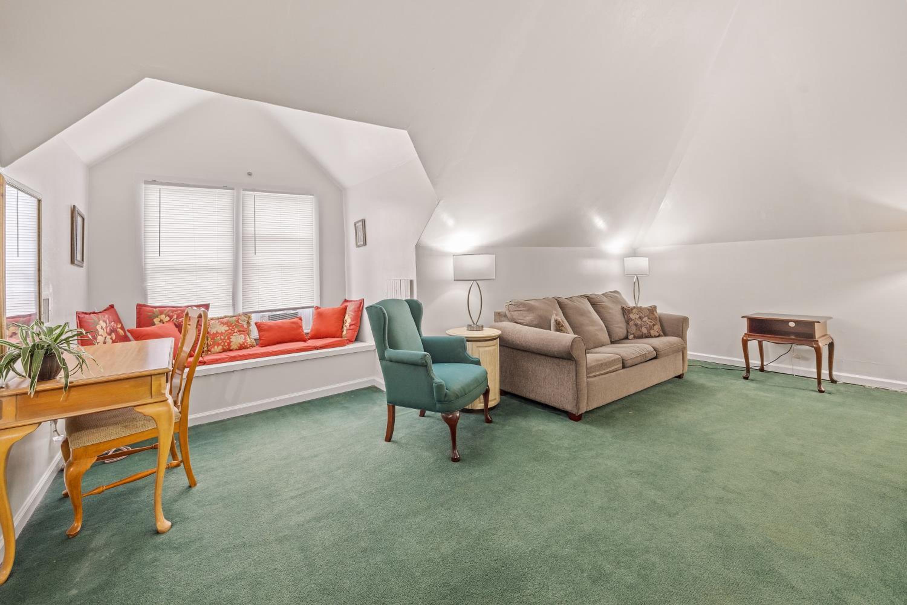 Deluxe Queen Suite photo 2