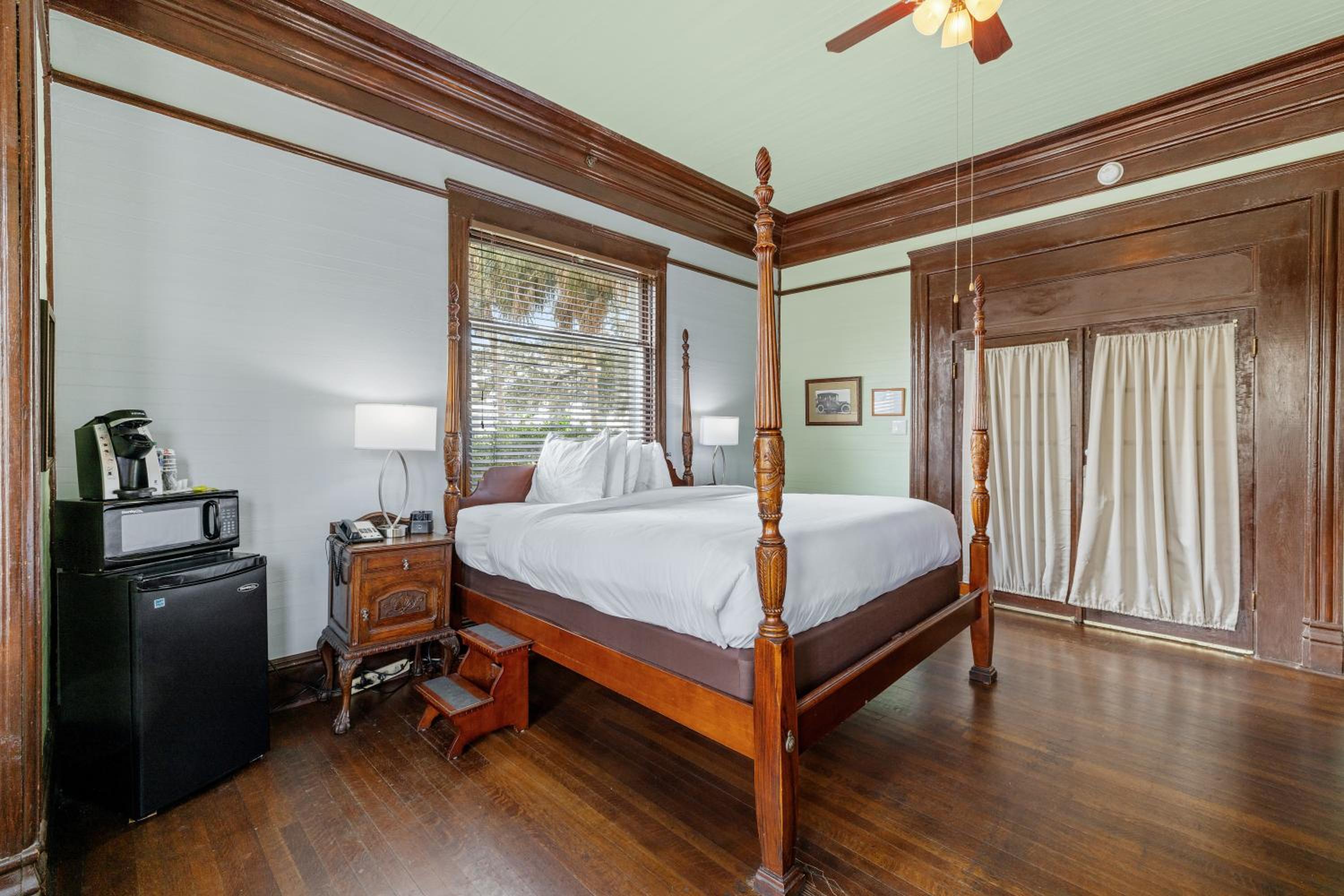 Queen Suite - Photo 2