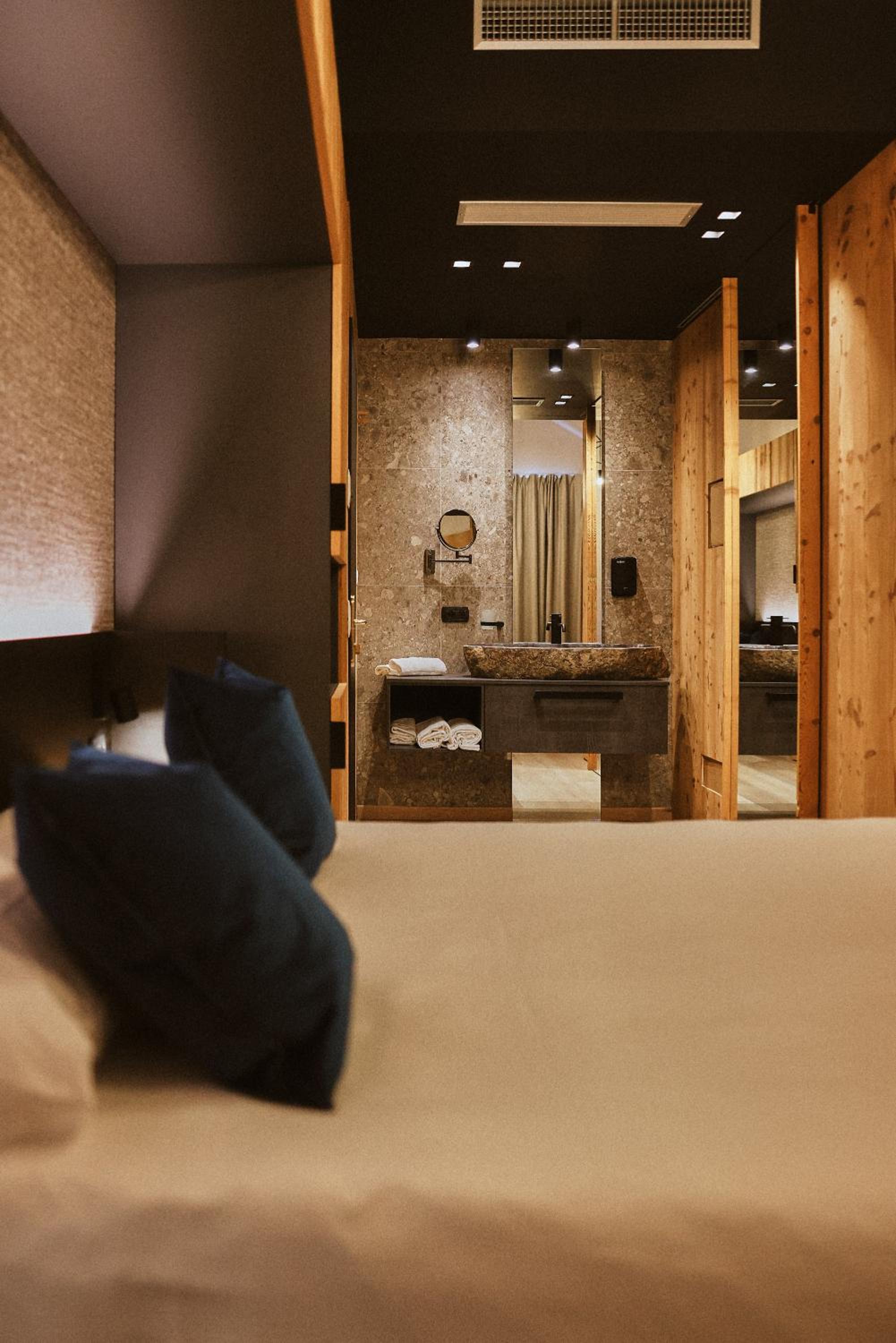 Deluxe Double Room with Balcony - Photo 6