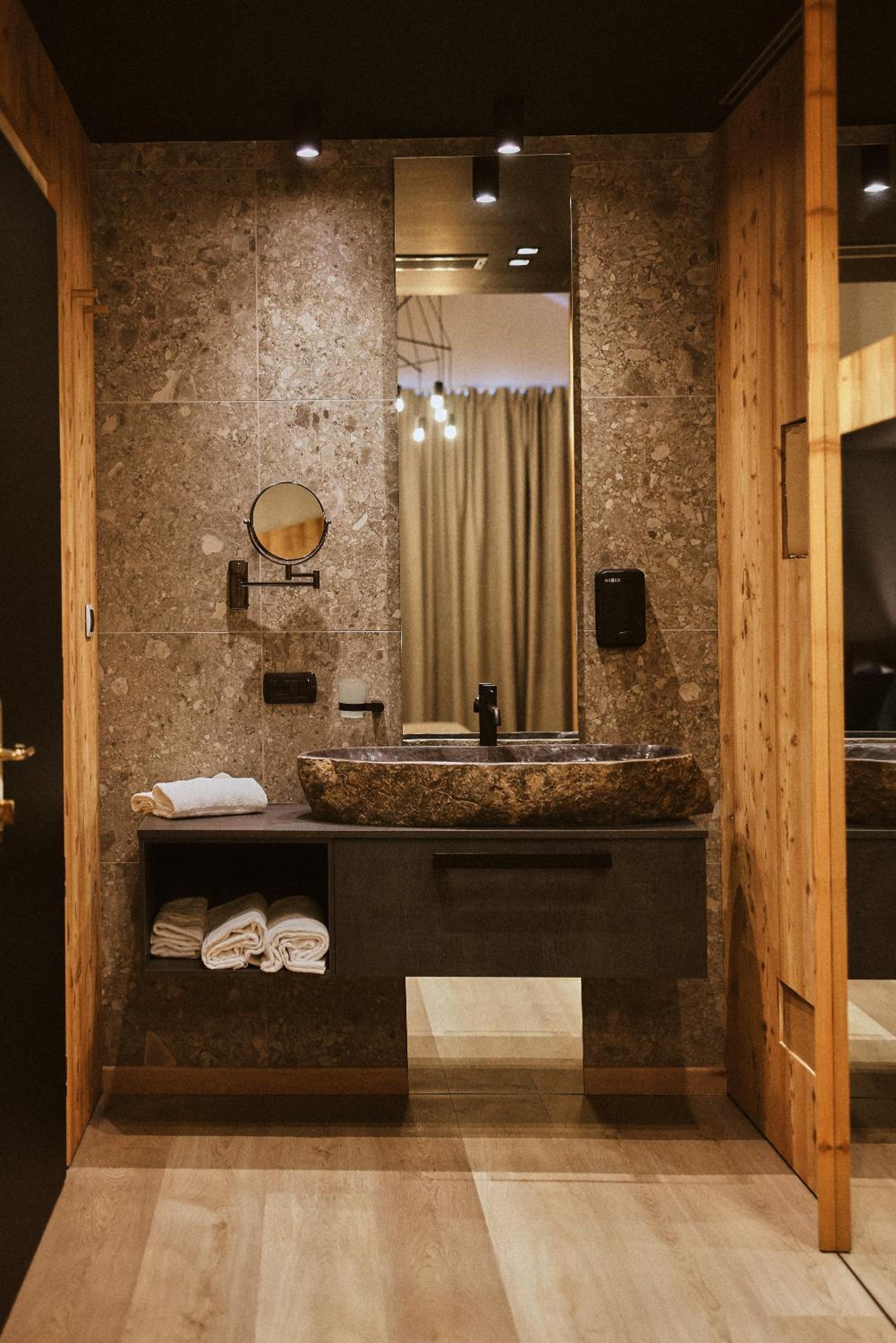 Deluxe Double Room with Balcony - Photo 4