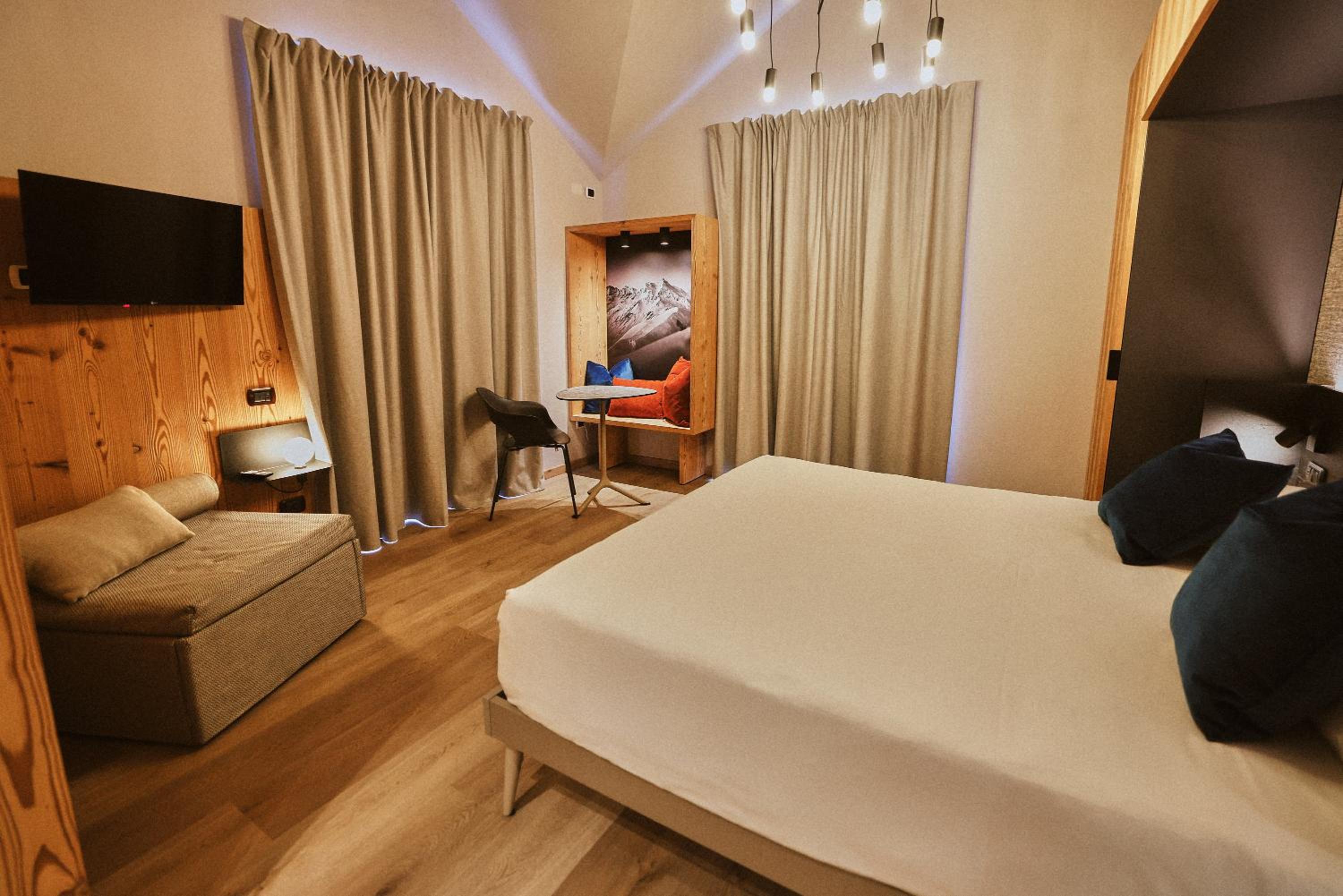 Deluxe Double Room with Balcony - Photo 9