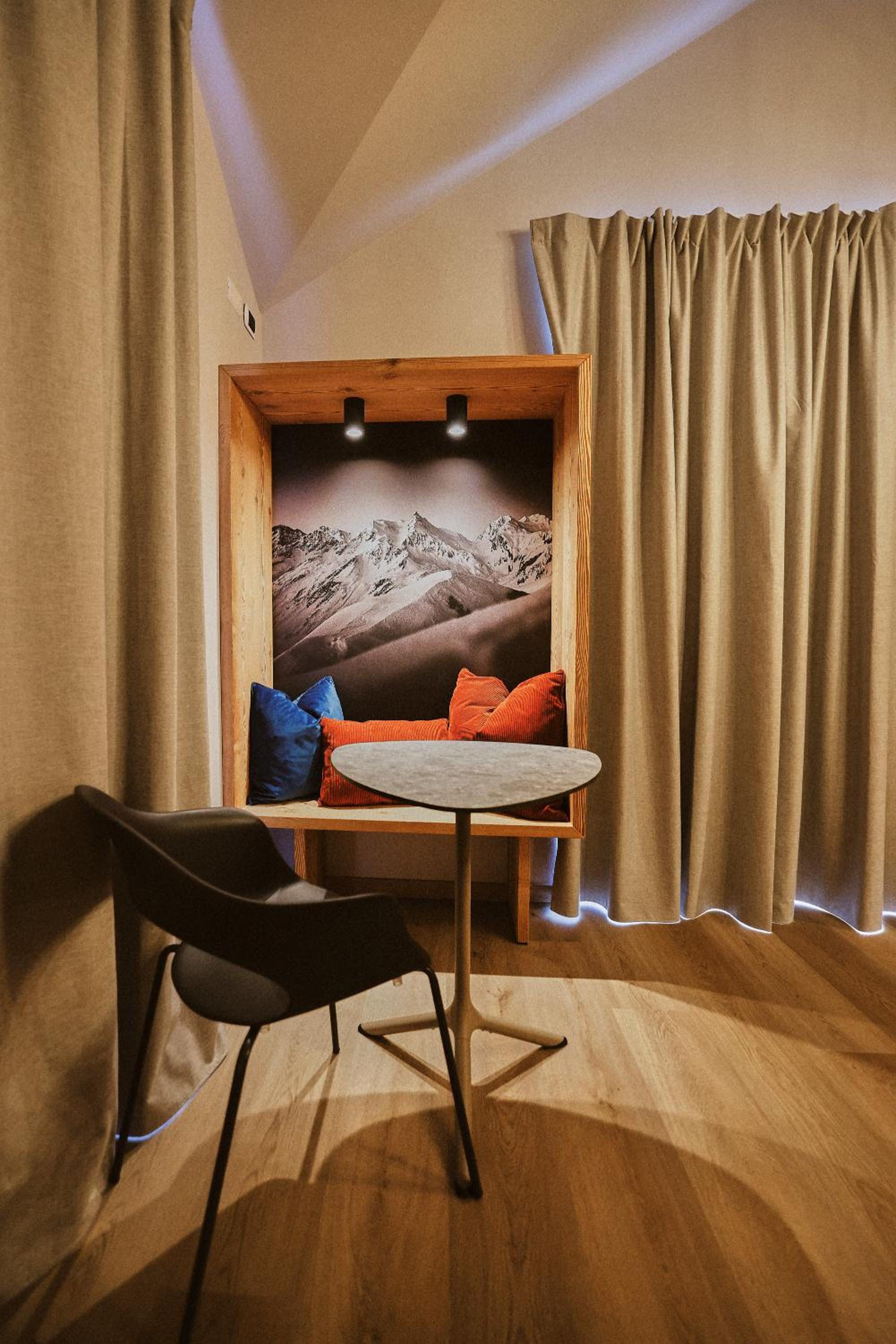 Deluxe Double Room with Balcony - Photo 8