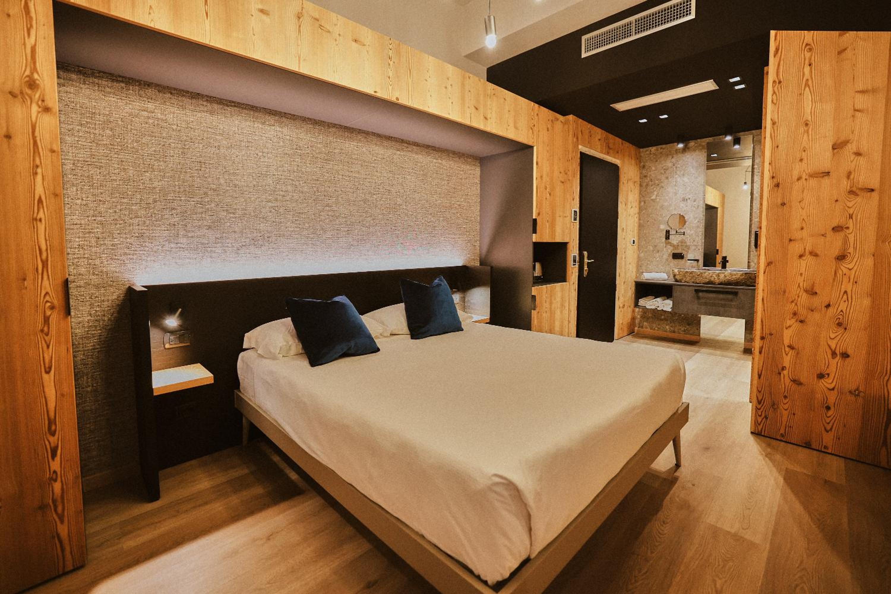 Deluxe Double Room with Balcony - Photo 3