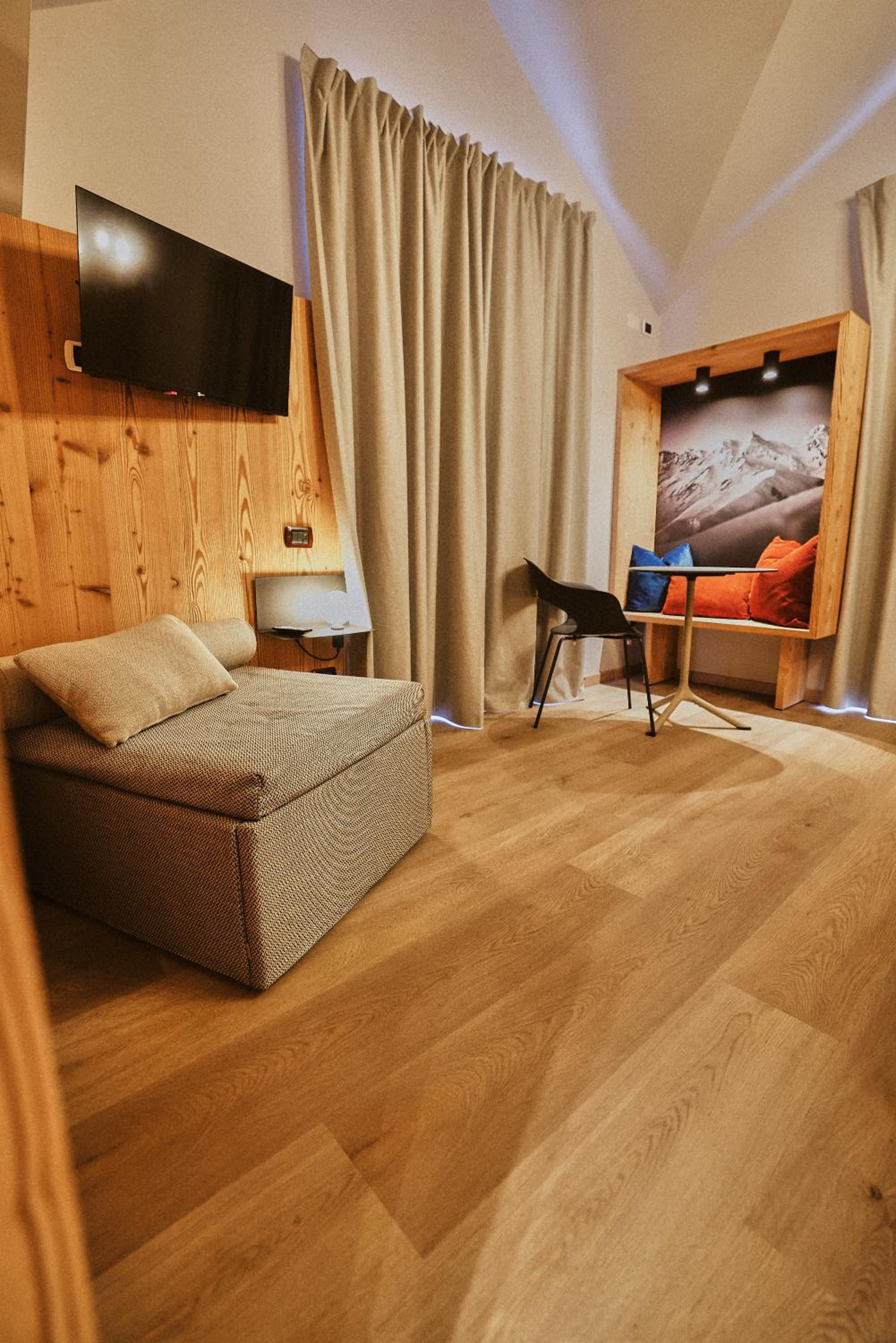 Deluxe Double Room with Balcony - Photo 7