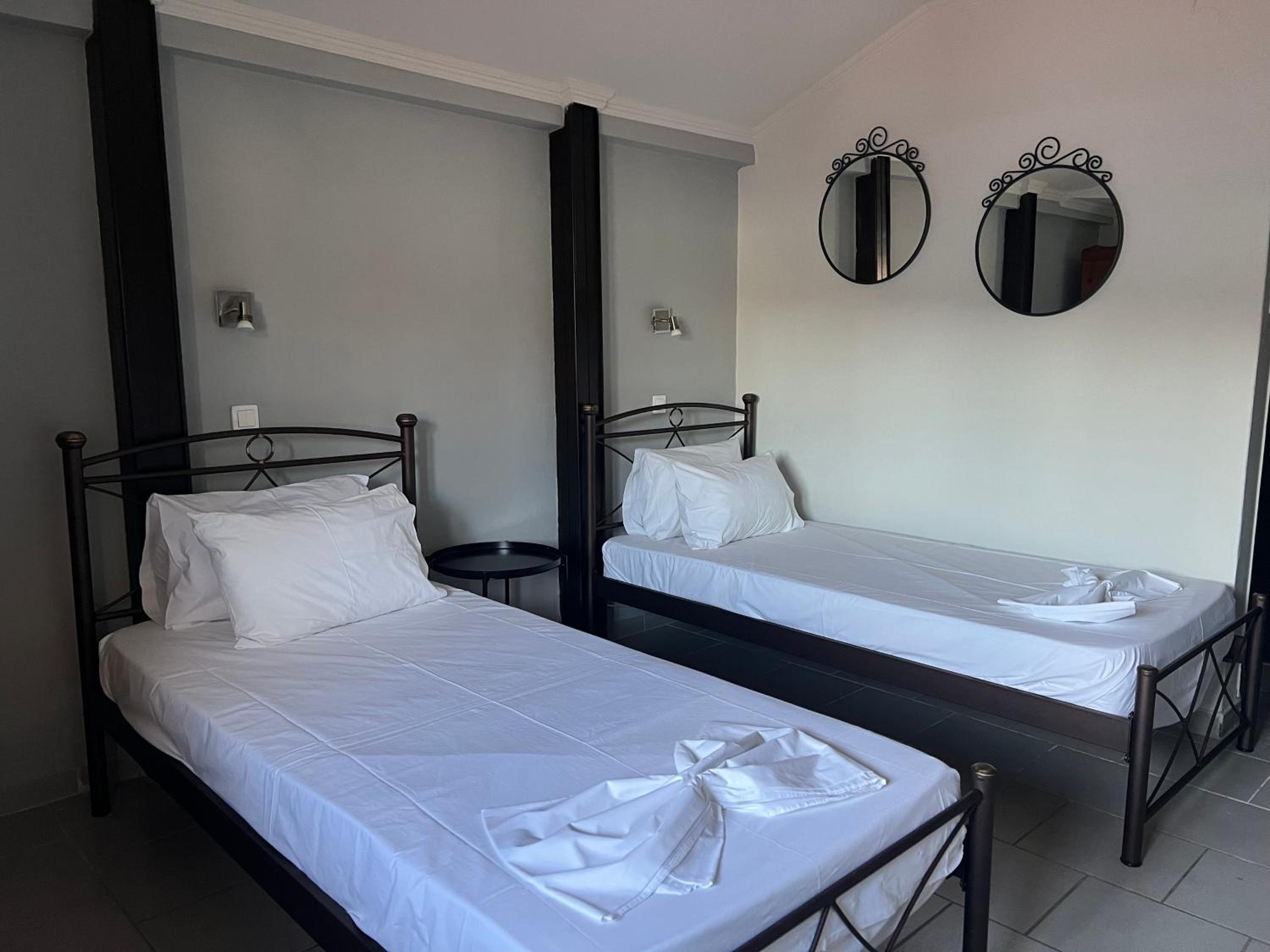 Deluxe Studio with 2 single beds photo 1